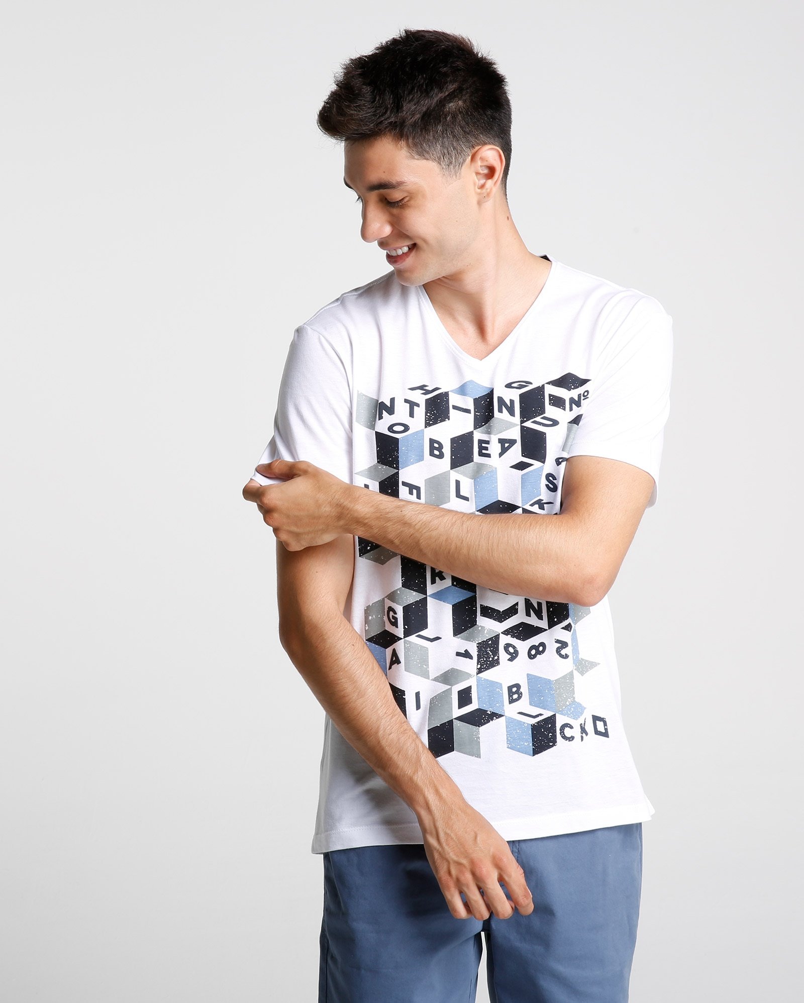 camiseta gola v masculina riachuelo