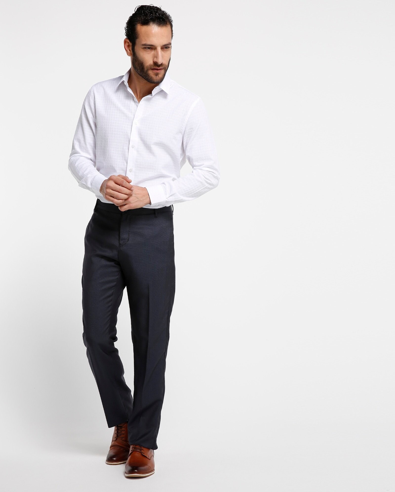 pantalon gris con camisa