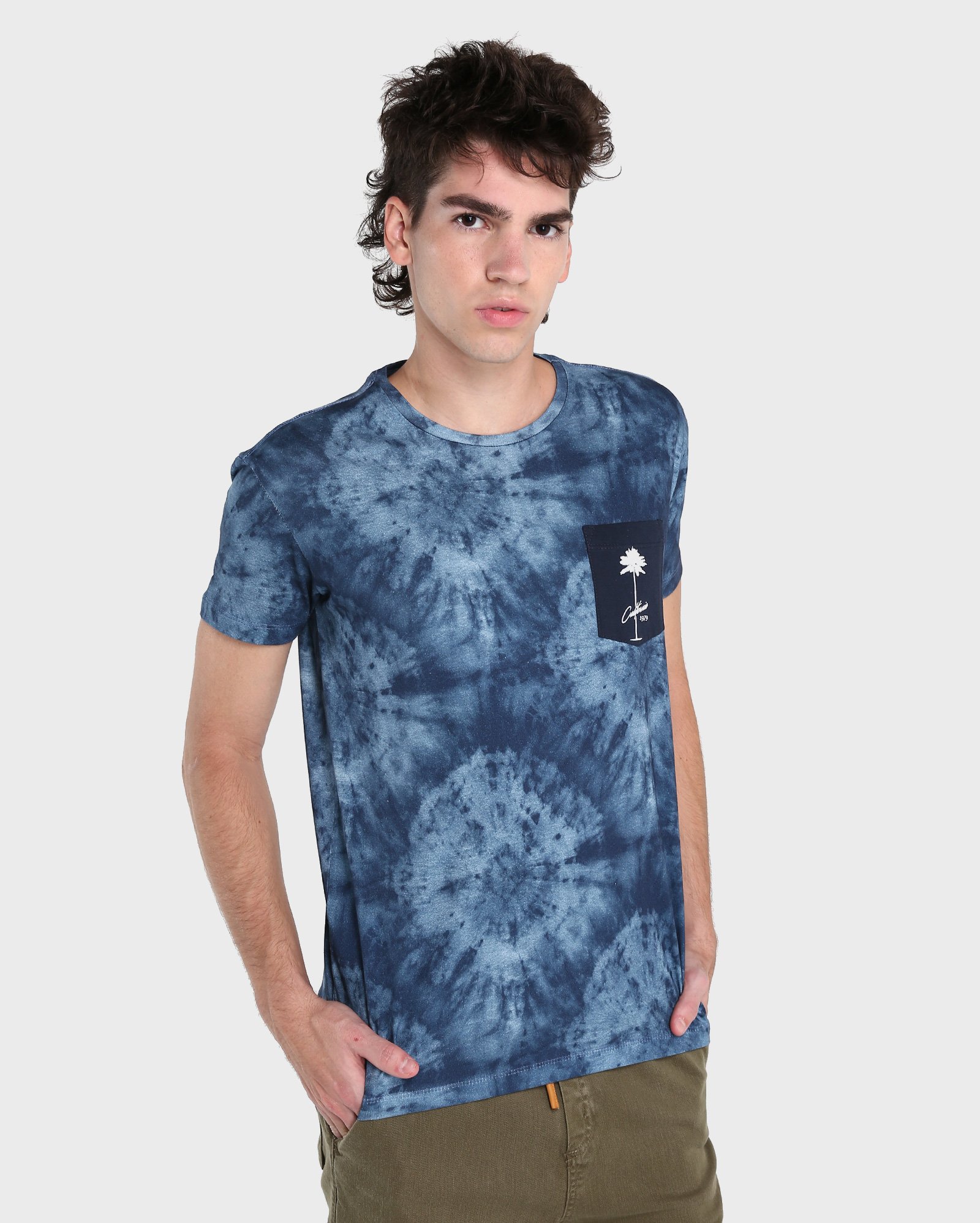 blusa tie dye azul e verde