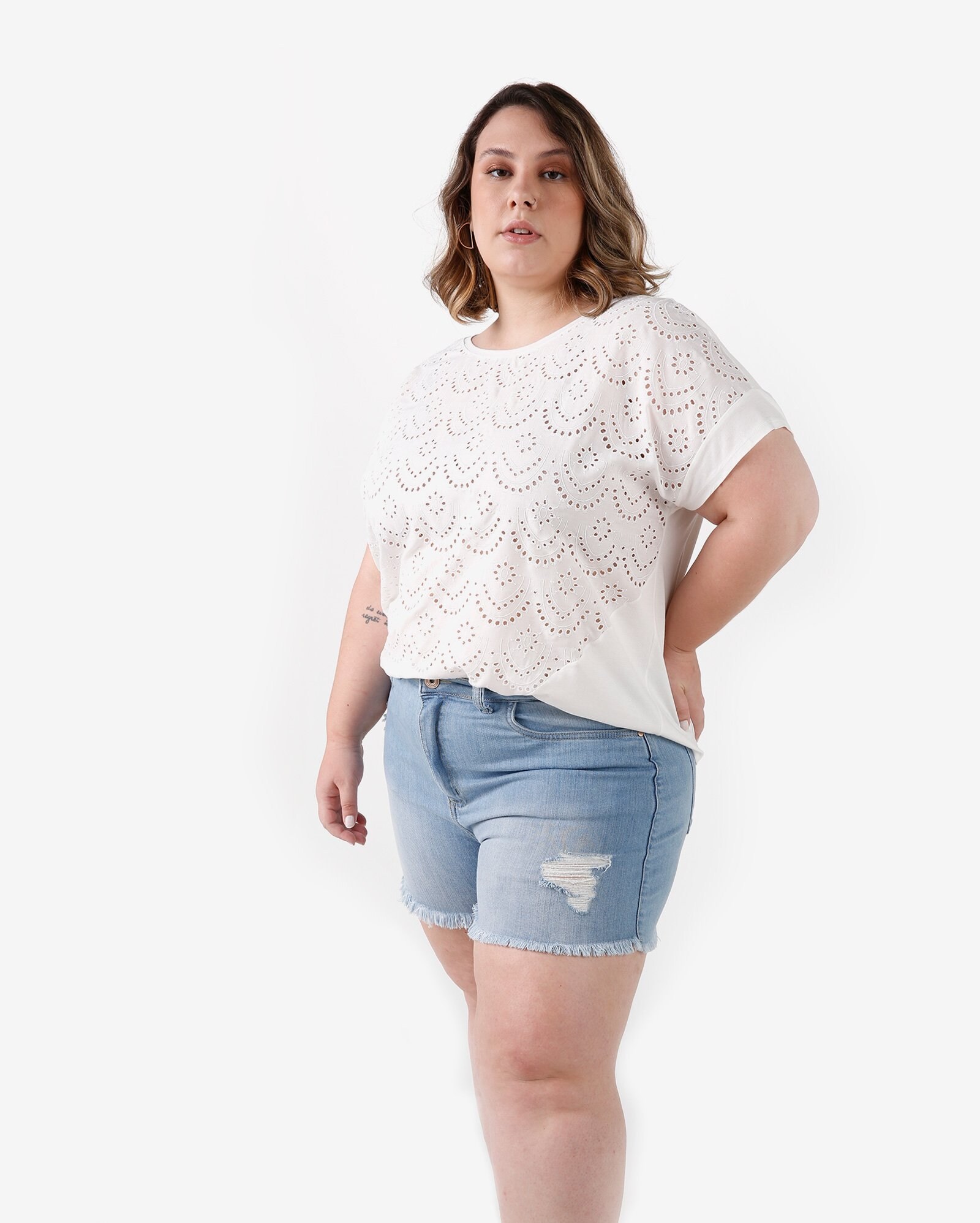 blusa com manga curta de renda