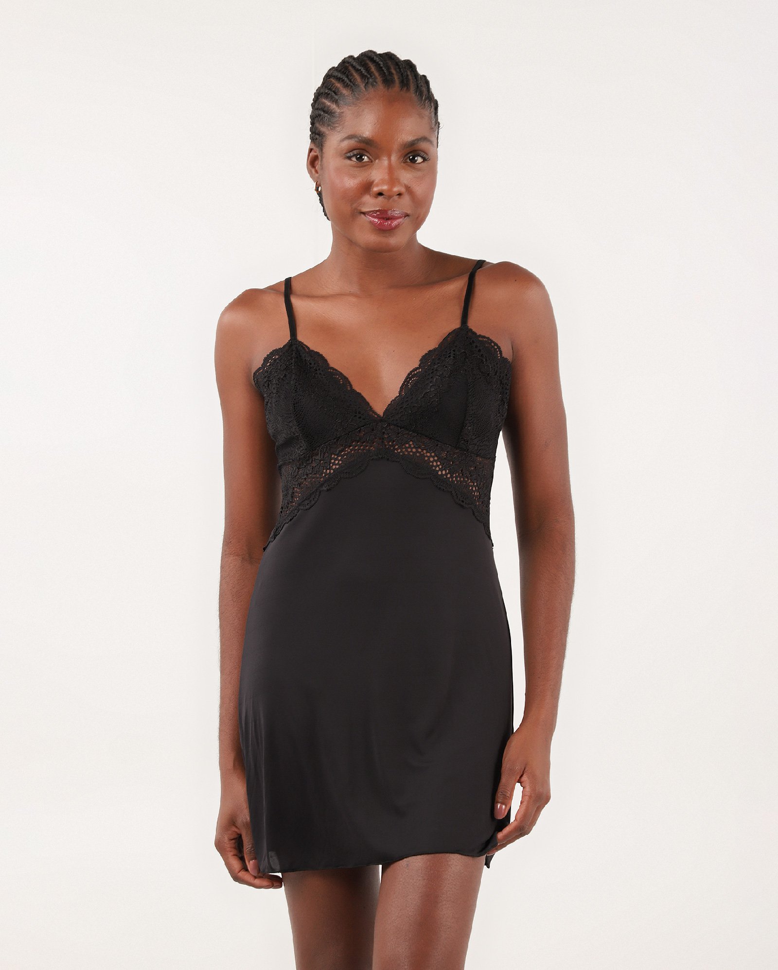 Camisola curta com renda e alça fina preta | Riachuelo