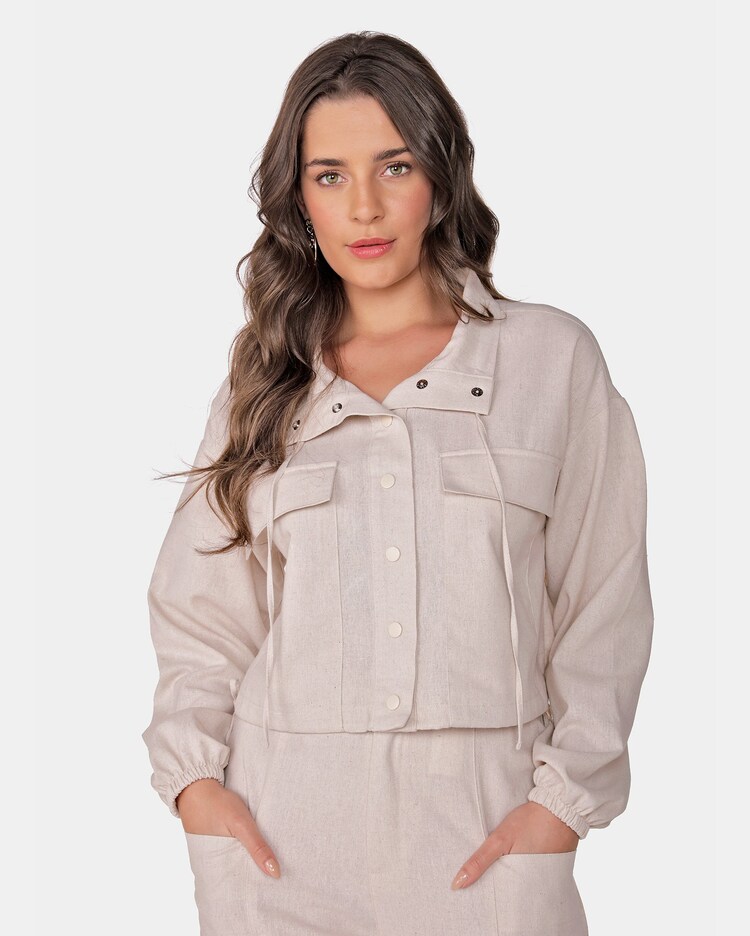 Riachuelo Jaqueta Cropped Feminina com Linho Bolsos Botões Bege