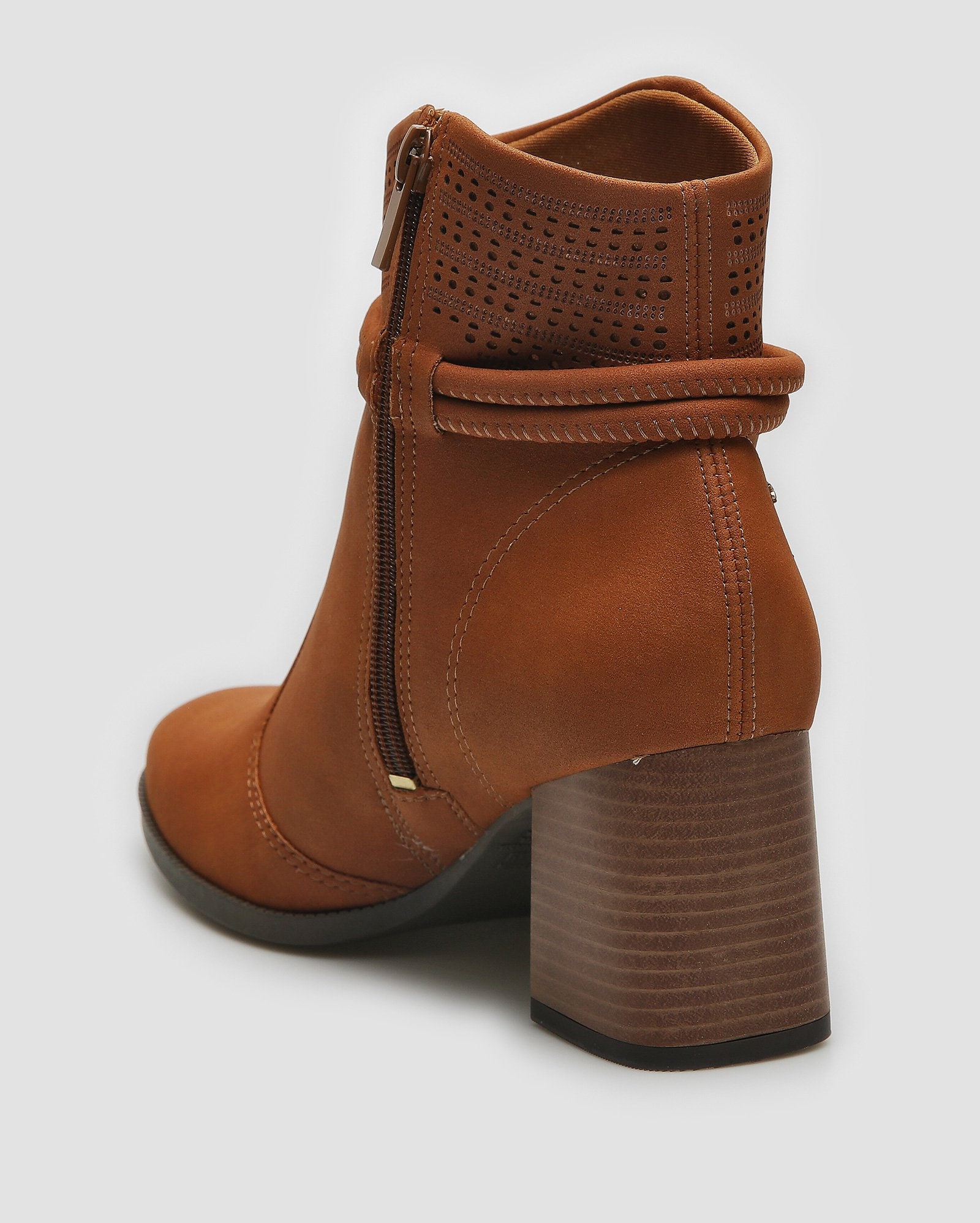 Riachuelo | Bota camurça cano baixo salto grosso laser cut marrom | Dakota