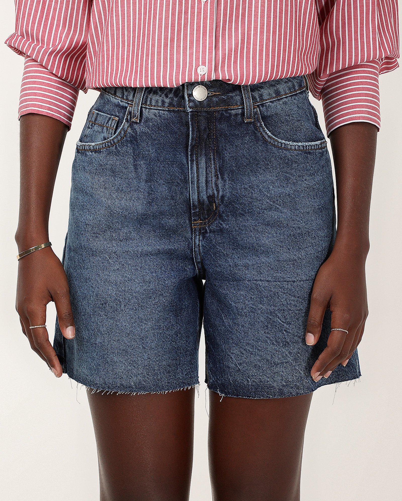 Bermuda jeans feminina cintura alta com puídos - Jeans Médio | Pool Jeans