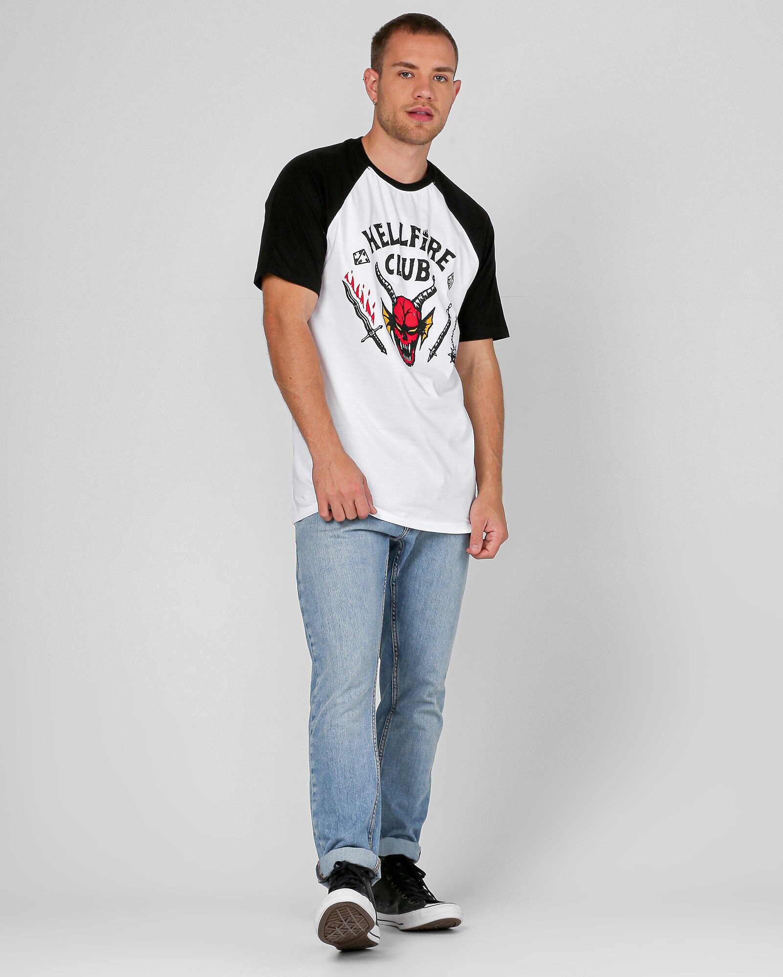 Camiseta raglan Stranger Things Hellfire Club branca| FANLAB — foto 3