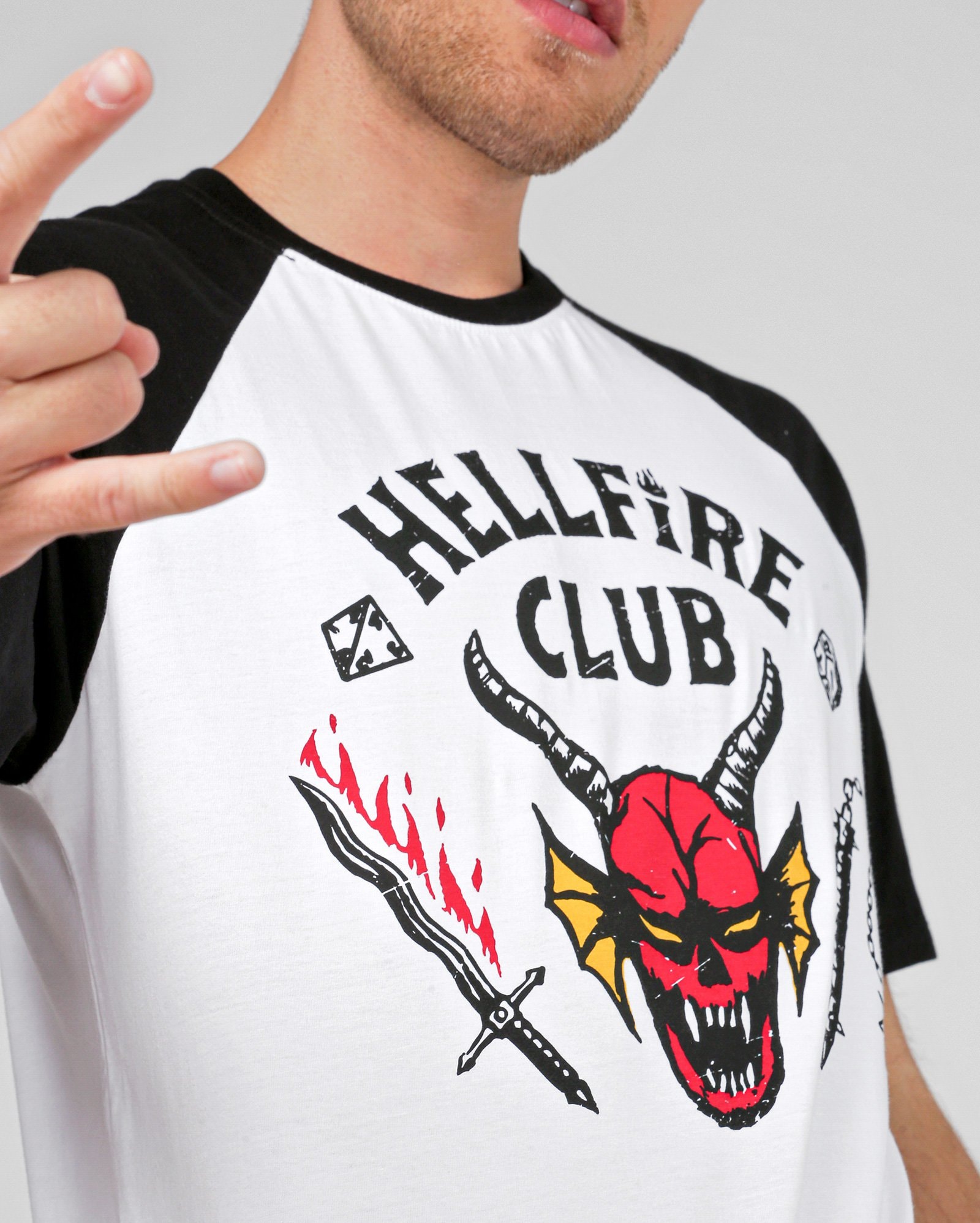 Camiseta raglan Stranger Things Hellfire Club branca| FANLAB — foto 4