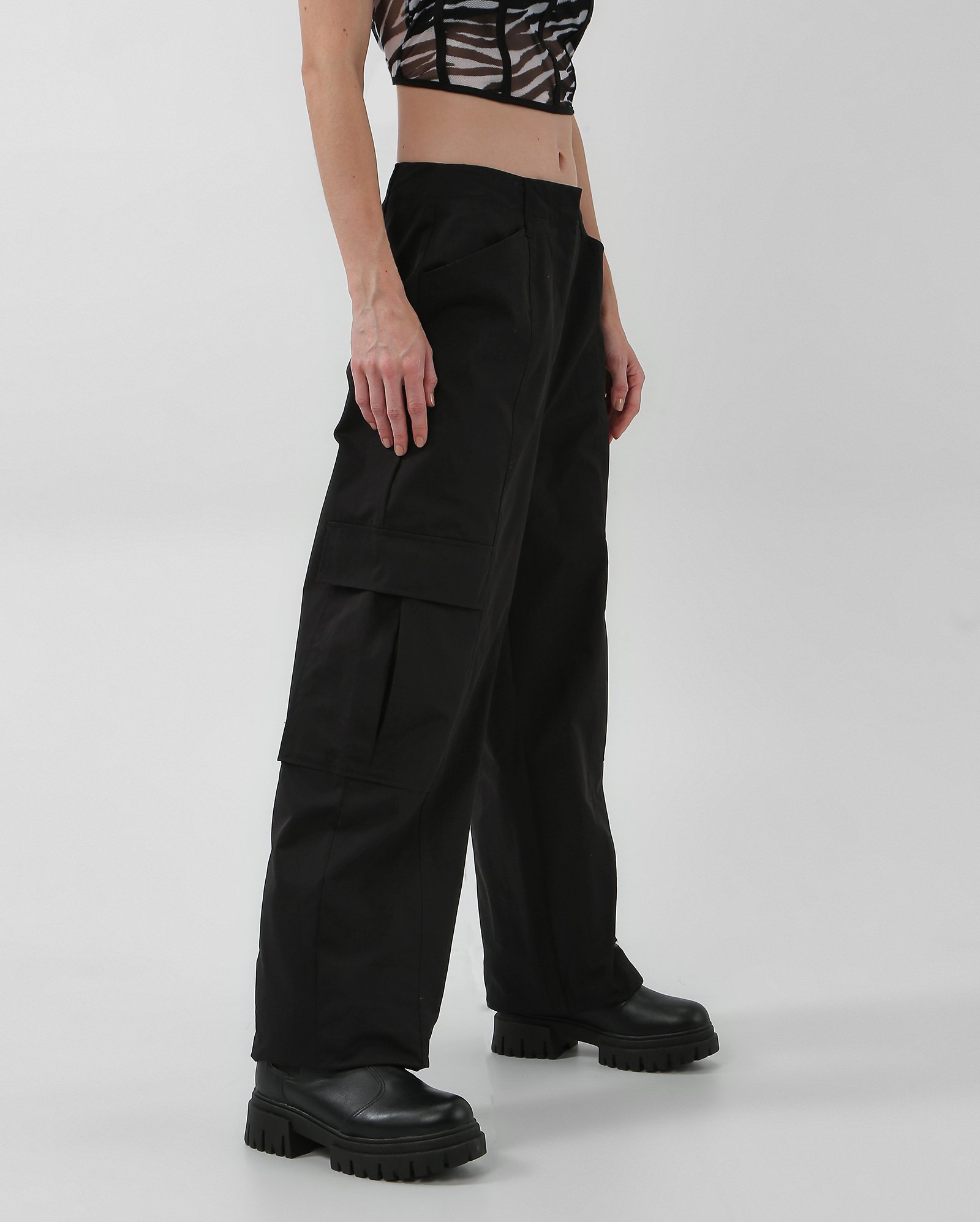 Riachuelo Calça feminina cargo alfaiataria preta Pool by Riachuelo - Main Image