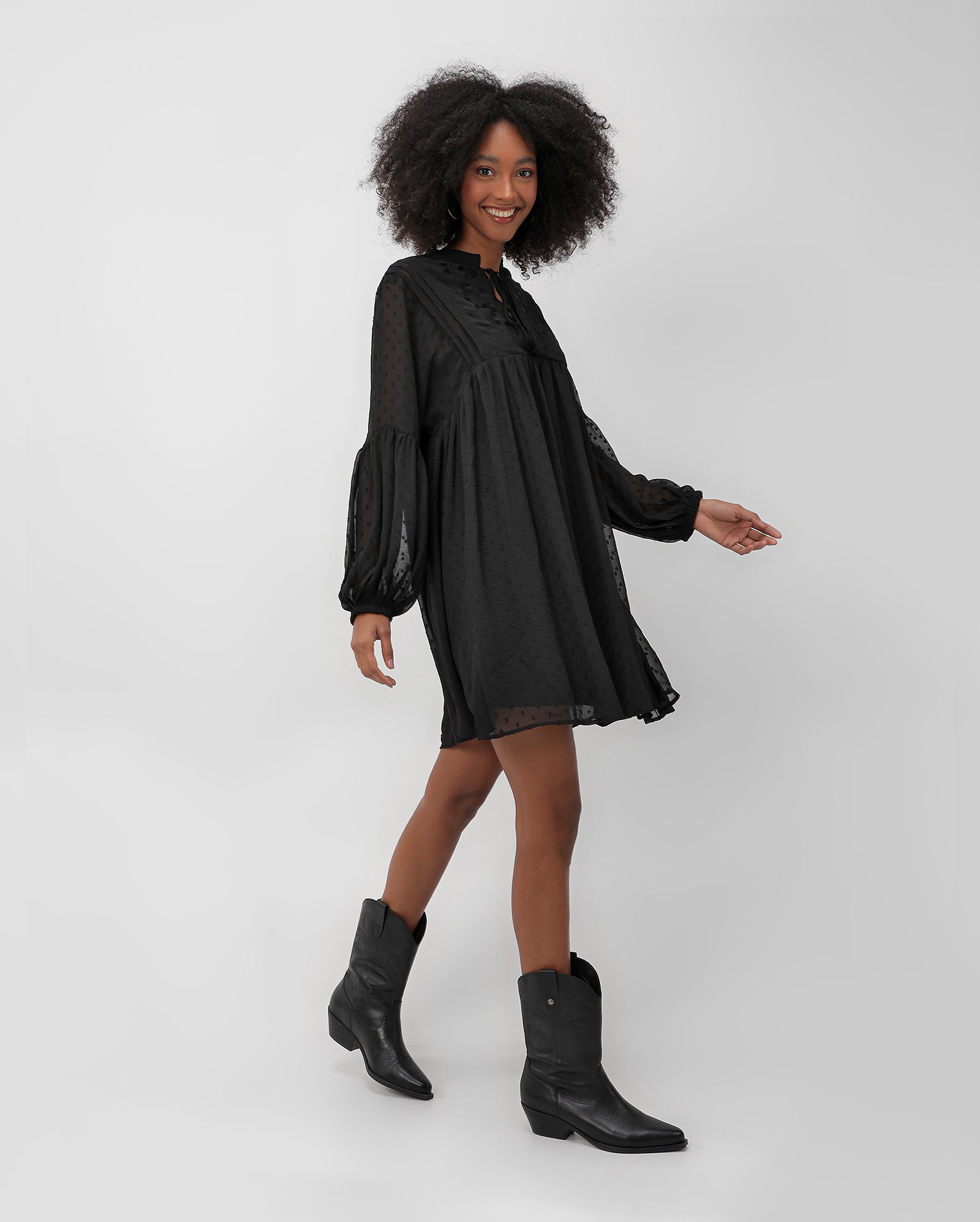 Vestido curto chiffon de poá manga longa preto | Pool by Riachuelo