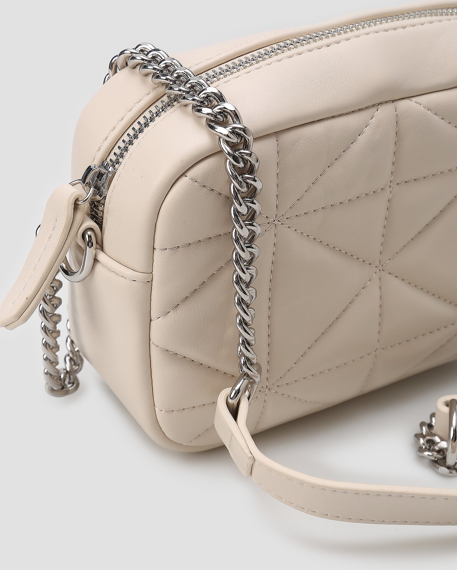 Riachuelo Bolsa transversal matelassê com corrente Off-white