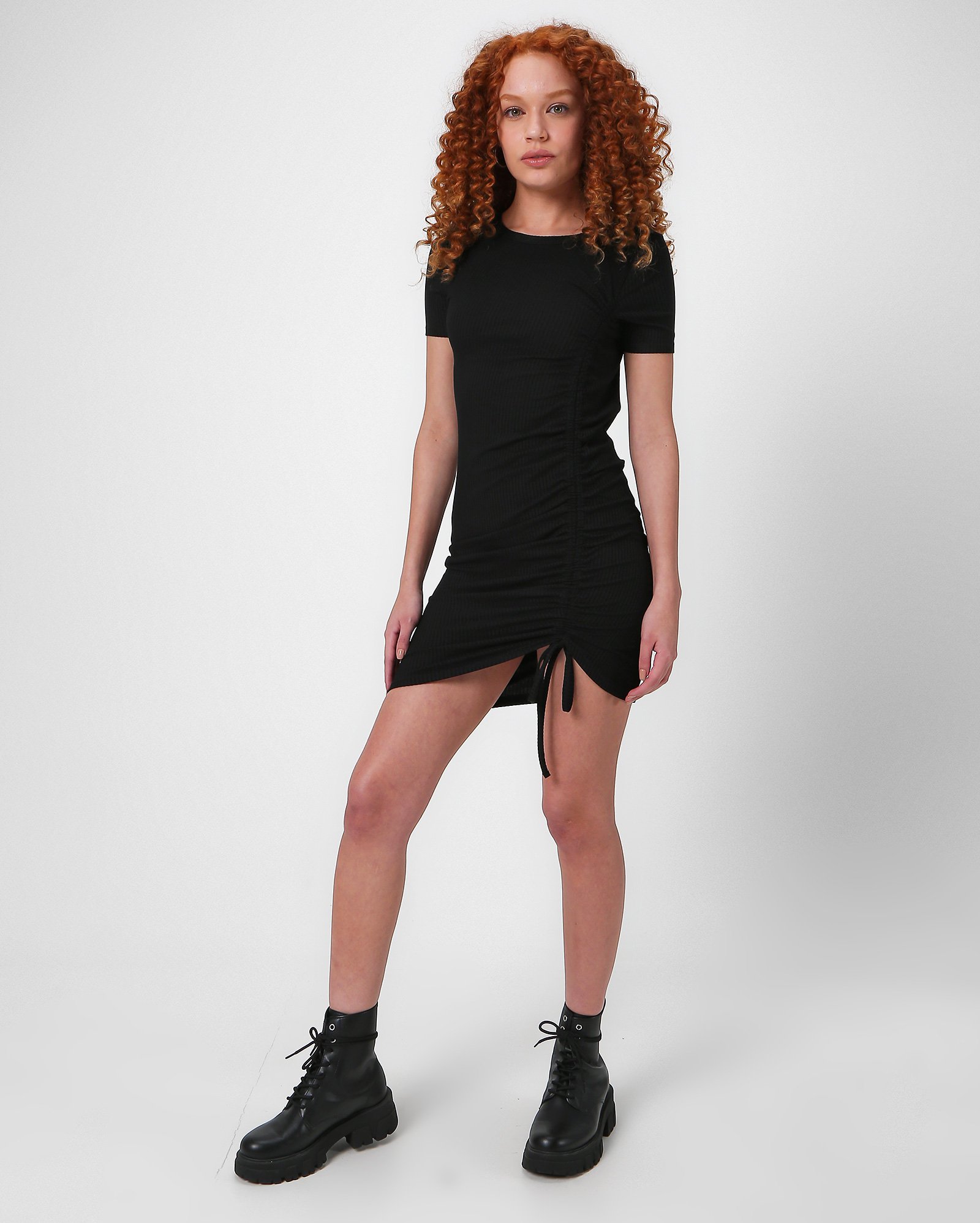 Vestido curto canelado ajustável preto — foto 3