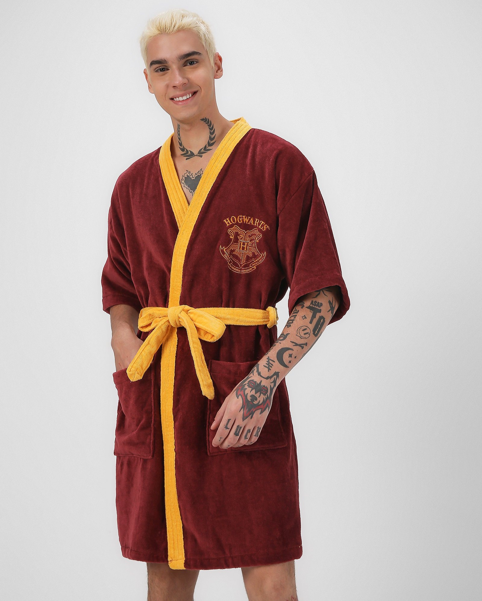 Riachuelo | Roupão veludo bordado Hogwarts Harry Potter vermelho ...