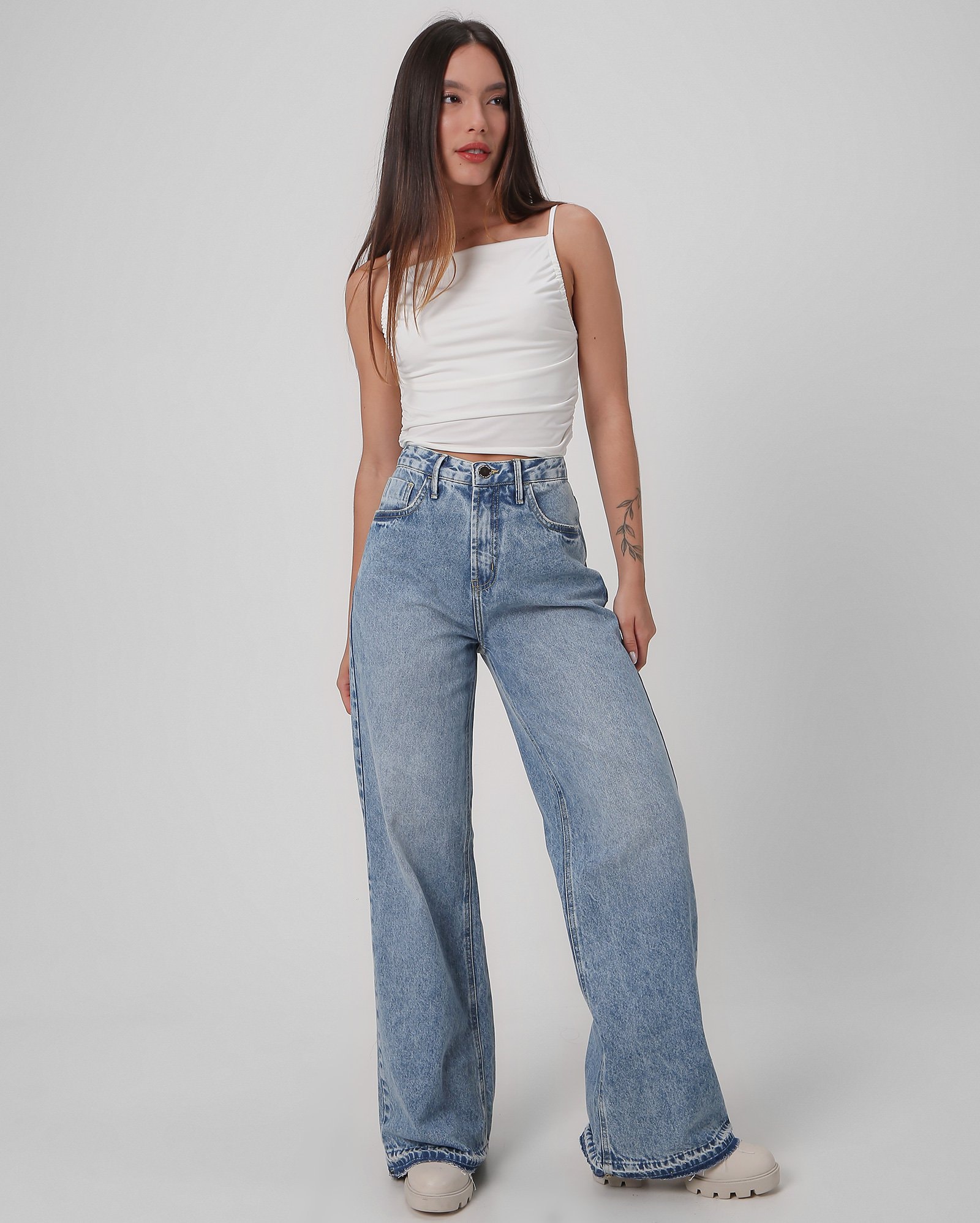 Calça jeans feminina wide leg estonada denim claro