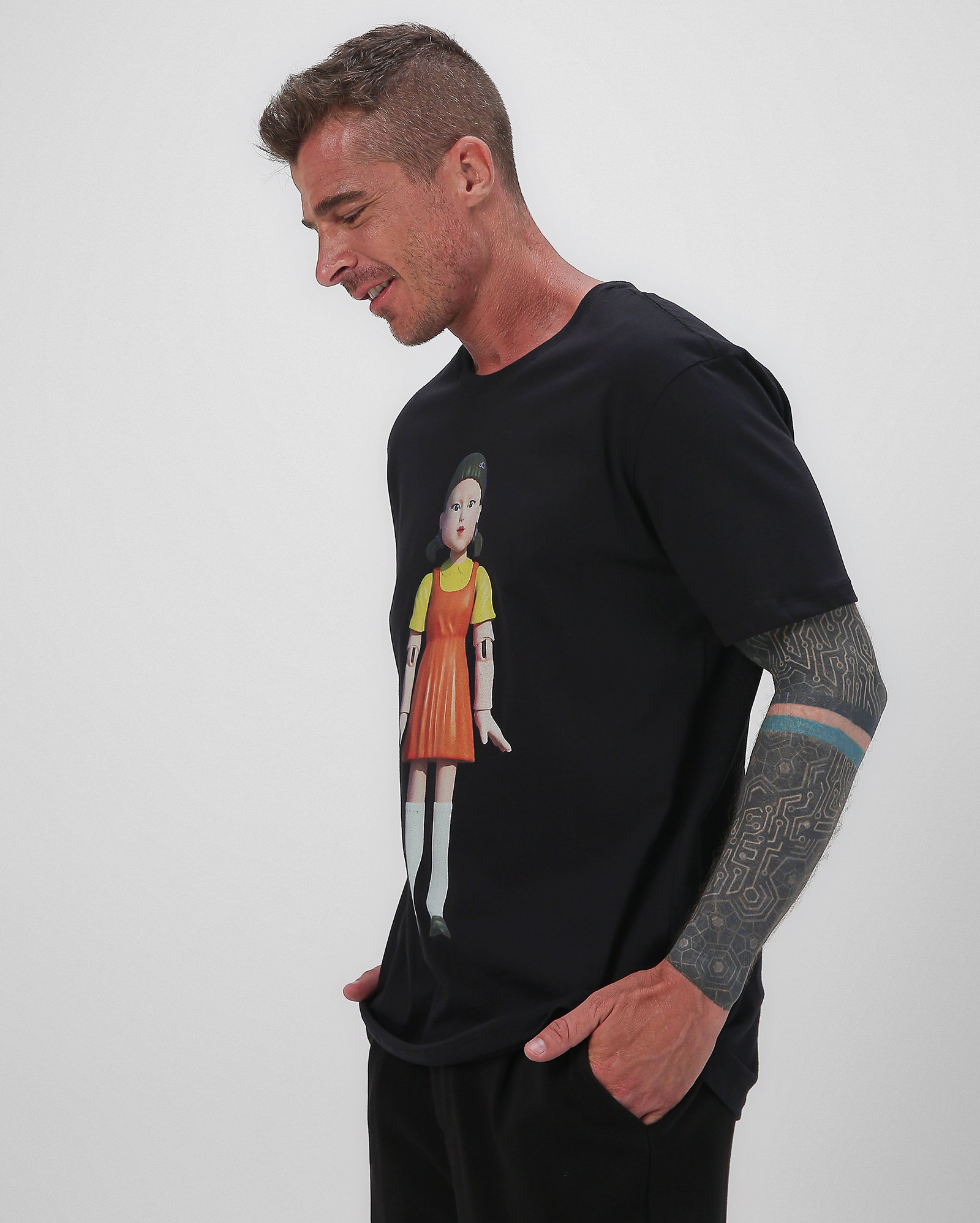 Camiseta masculina regular boneca Round 6 preta | Netflix