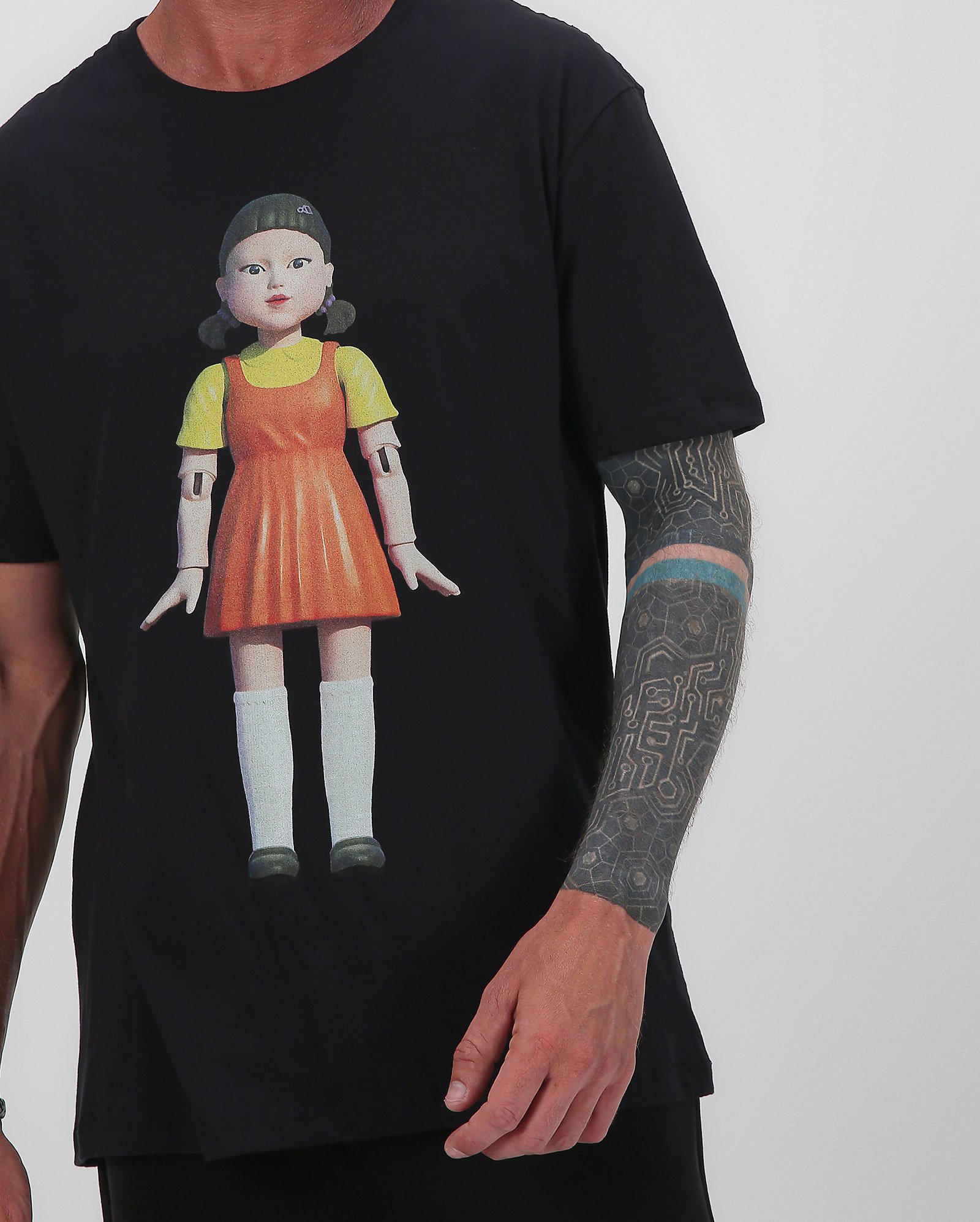 Camiseta masculina regular boneca Round 6 preta | Netflix — foto 4