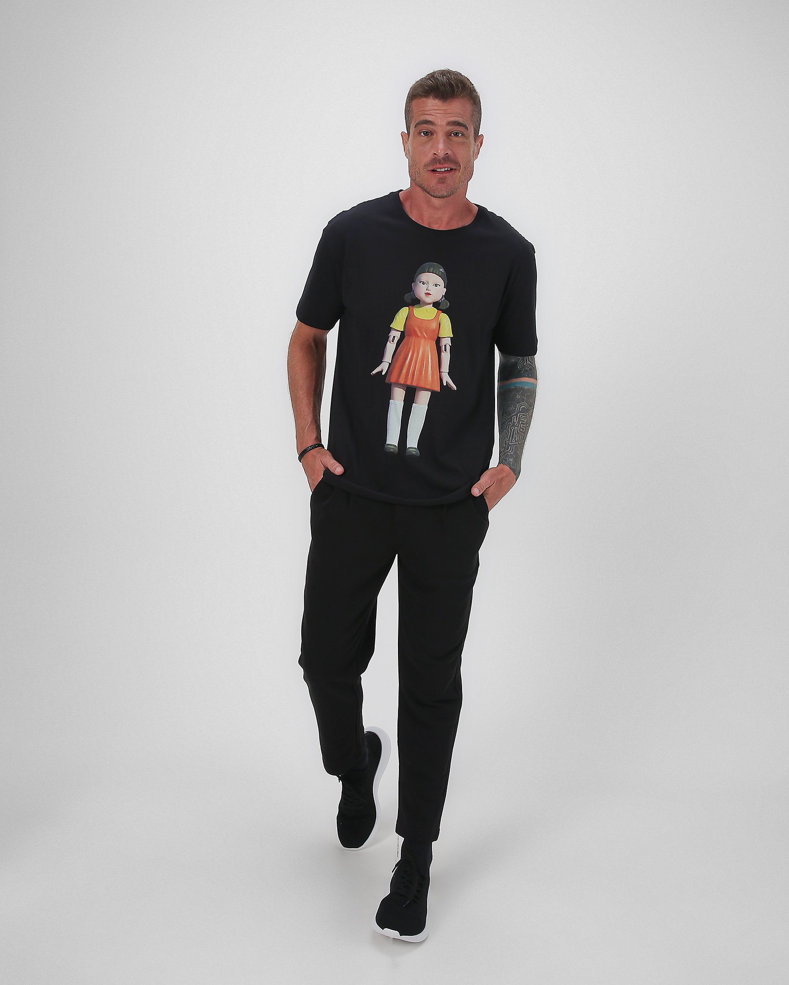 Camiseta masculina regular boneca Round 6 preta | Netflix — foto 3