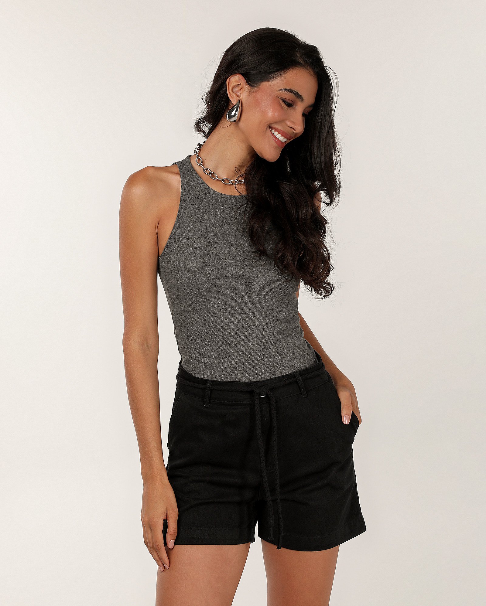 Short jeans feminino mom cintura alta com cinto - Preto | Pool Jeans