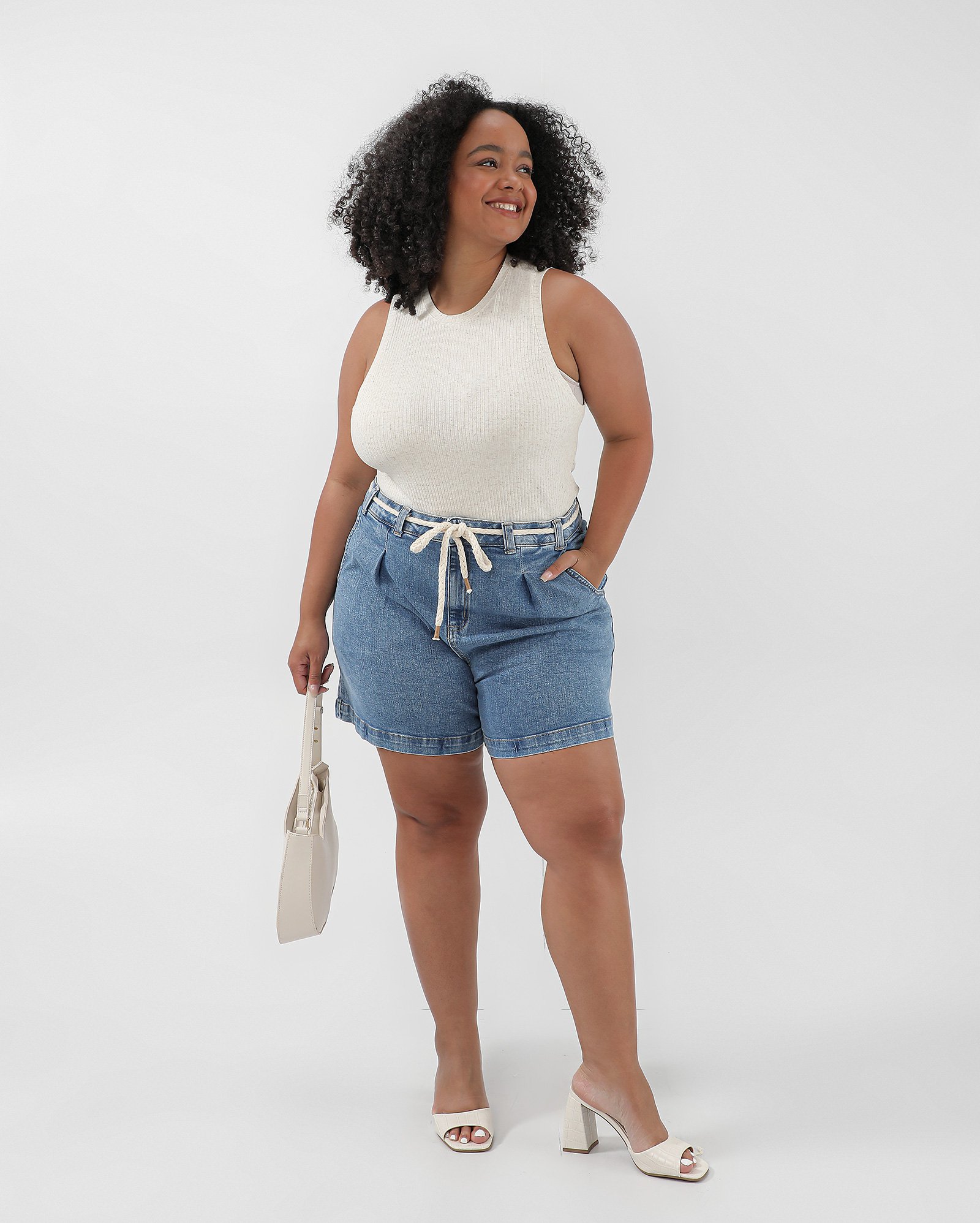 Short jeans plus size feminino com cinto trançado denim médio | AK Plus by Riachuelo