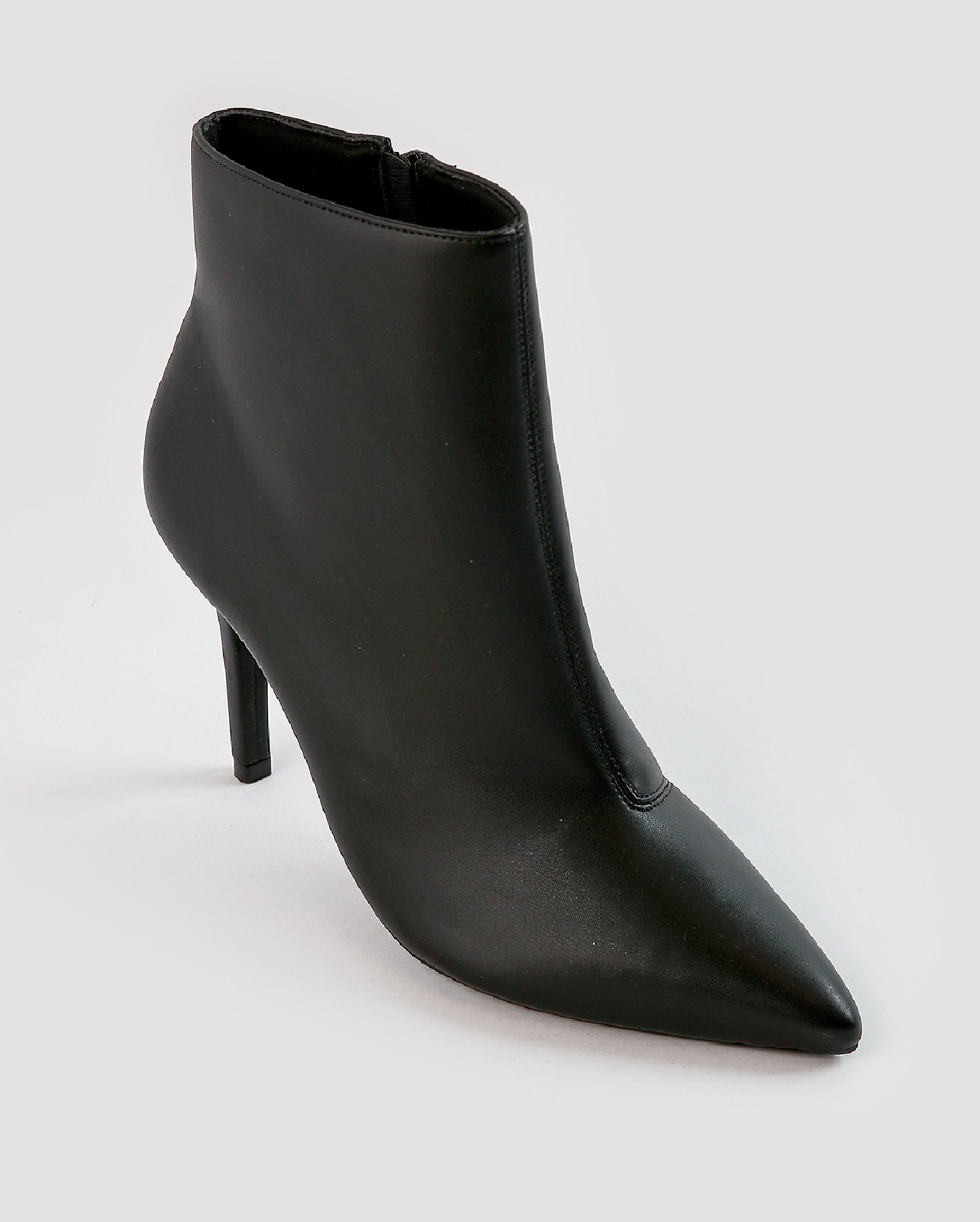 Bota feminina cano baixo salto fino preta | Riachuelo