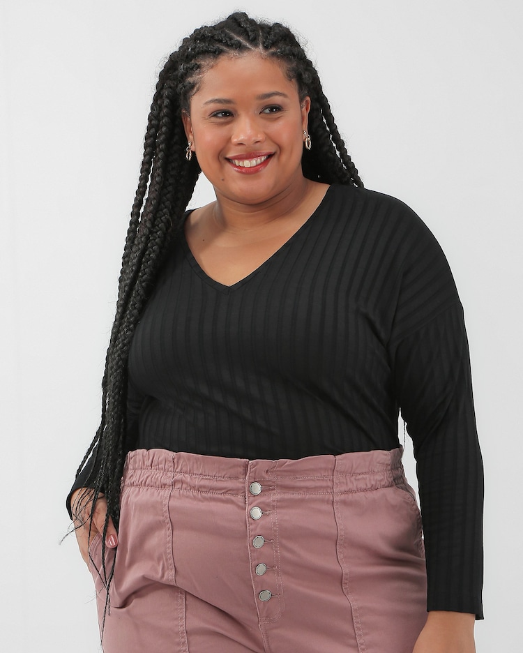 Riachuelo Blusa plus size feminina alongada com decote v preta