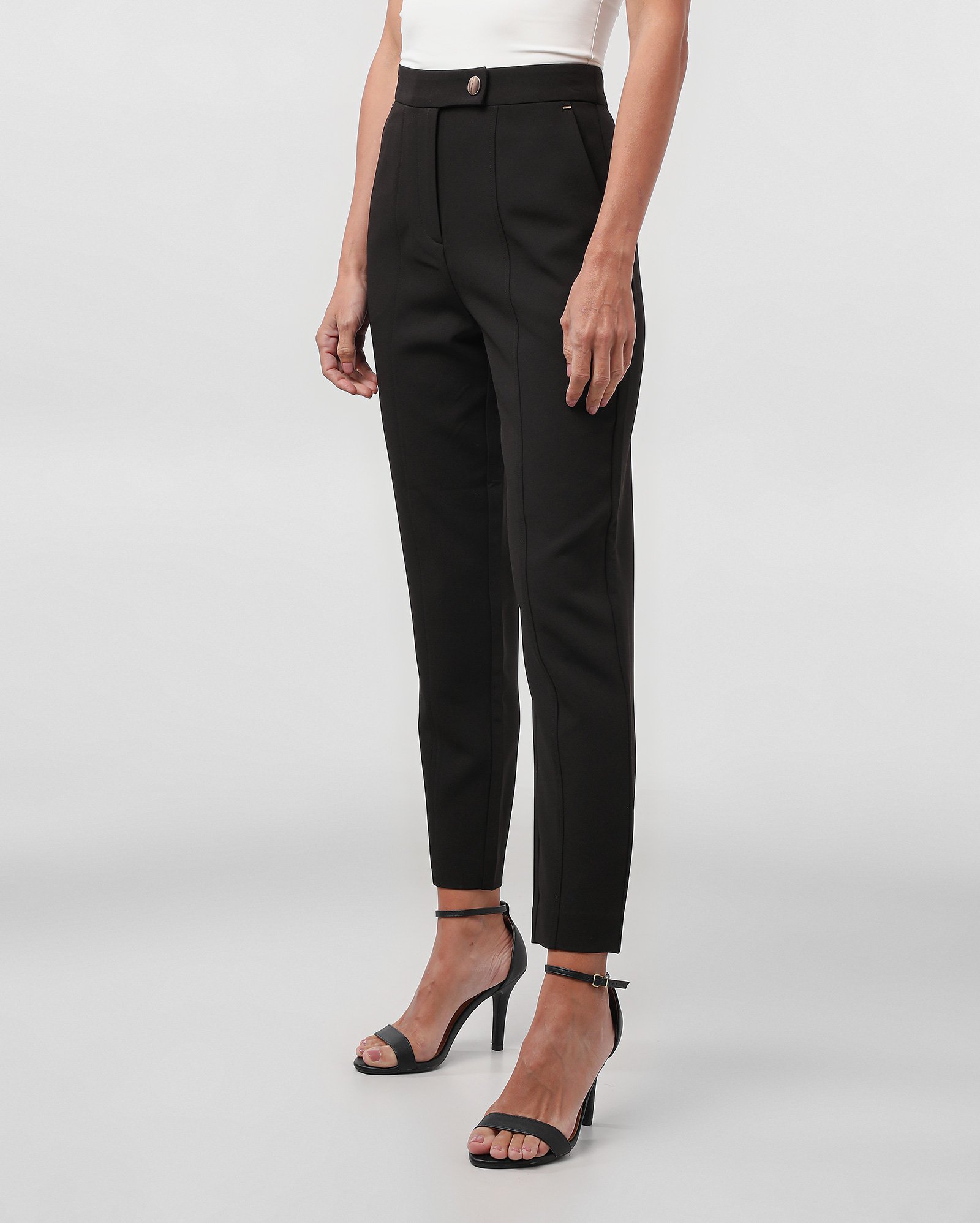 Calça feminina Aurora cenoura alfaiataria - Preto