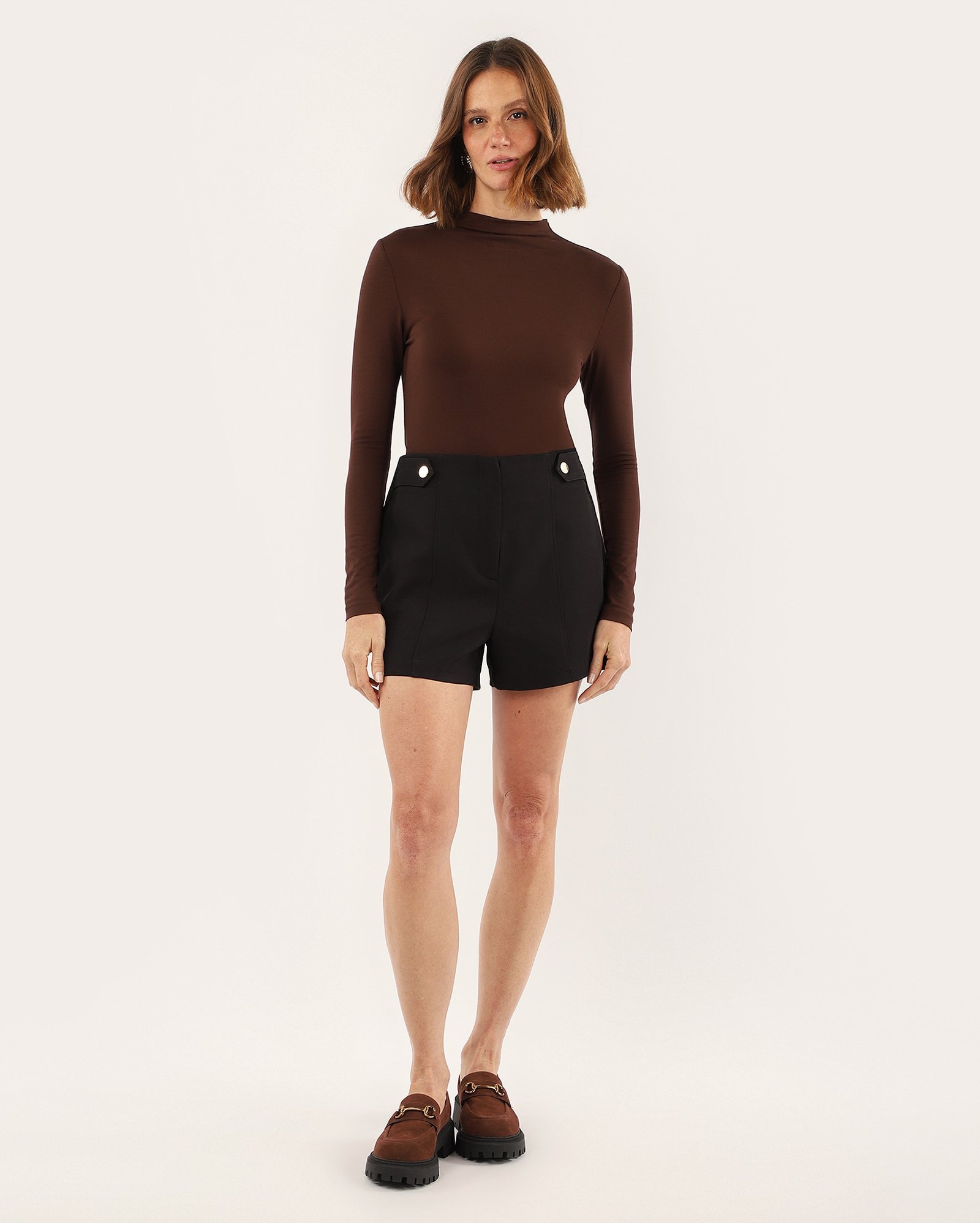 Short feminino reto alfaiatado com botões decorativos - Preto