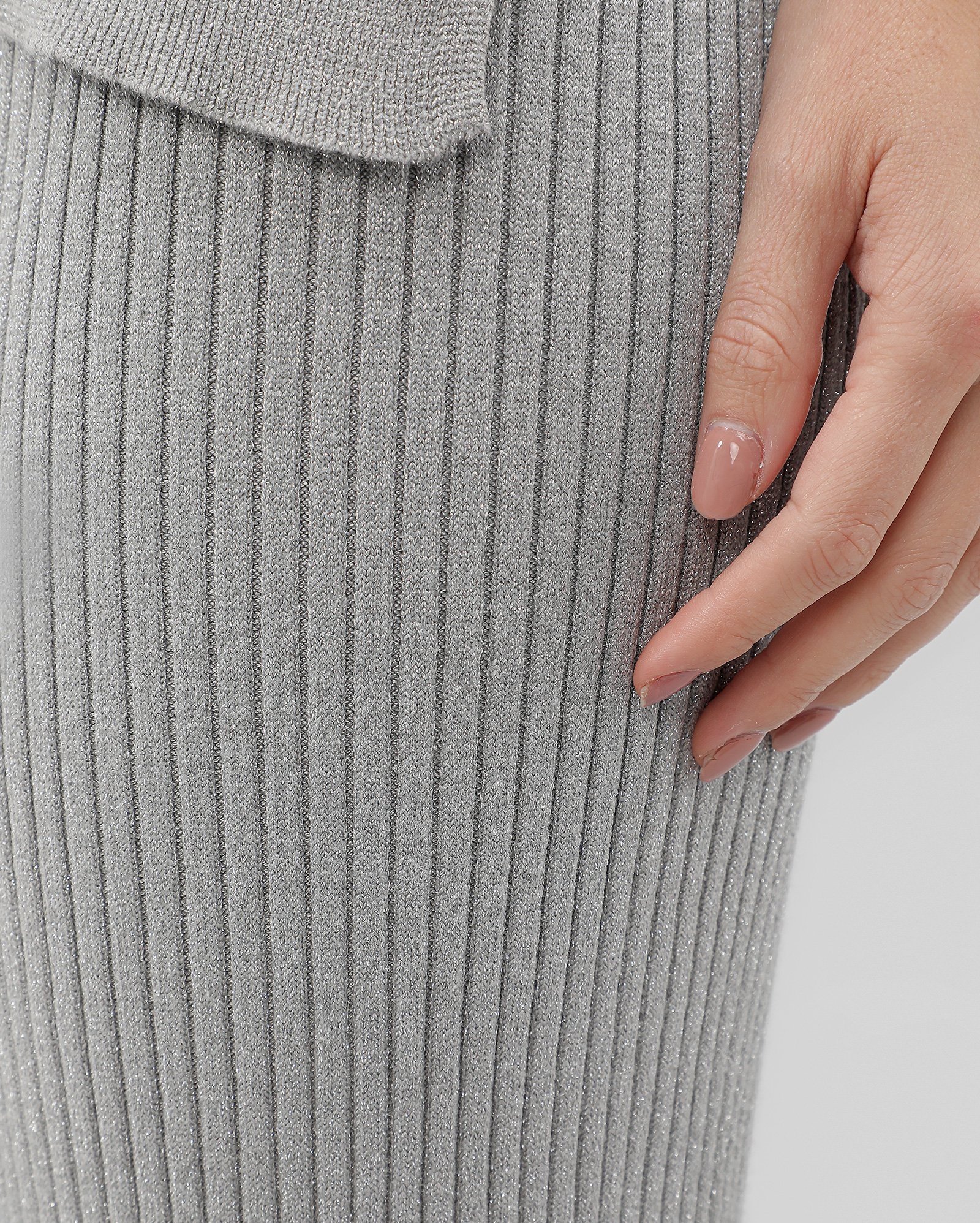 Calça feminina reta fios metalizados canelada prata — foto 4