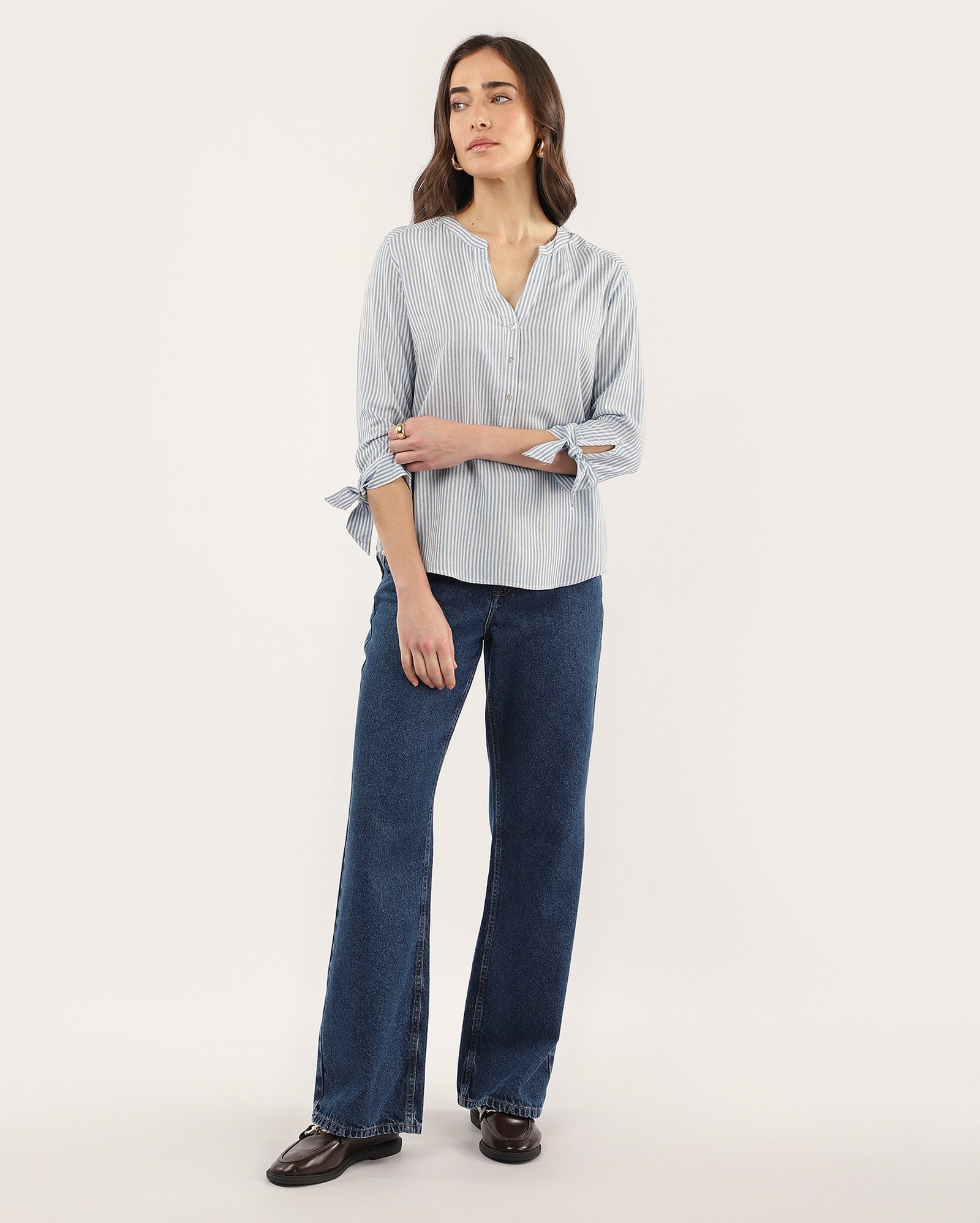 Camisa feminina Hana de viscose com laço listrada azul