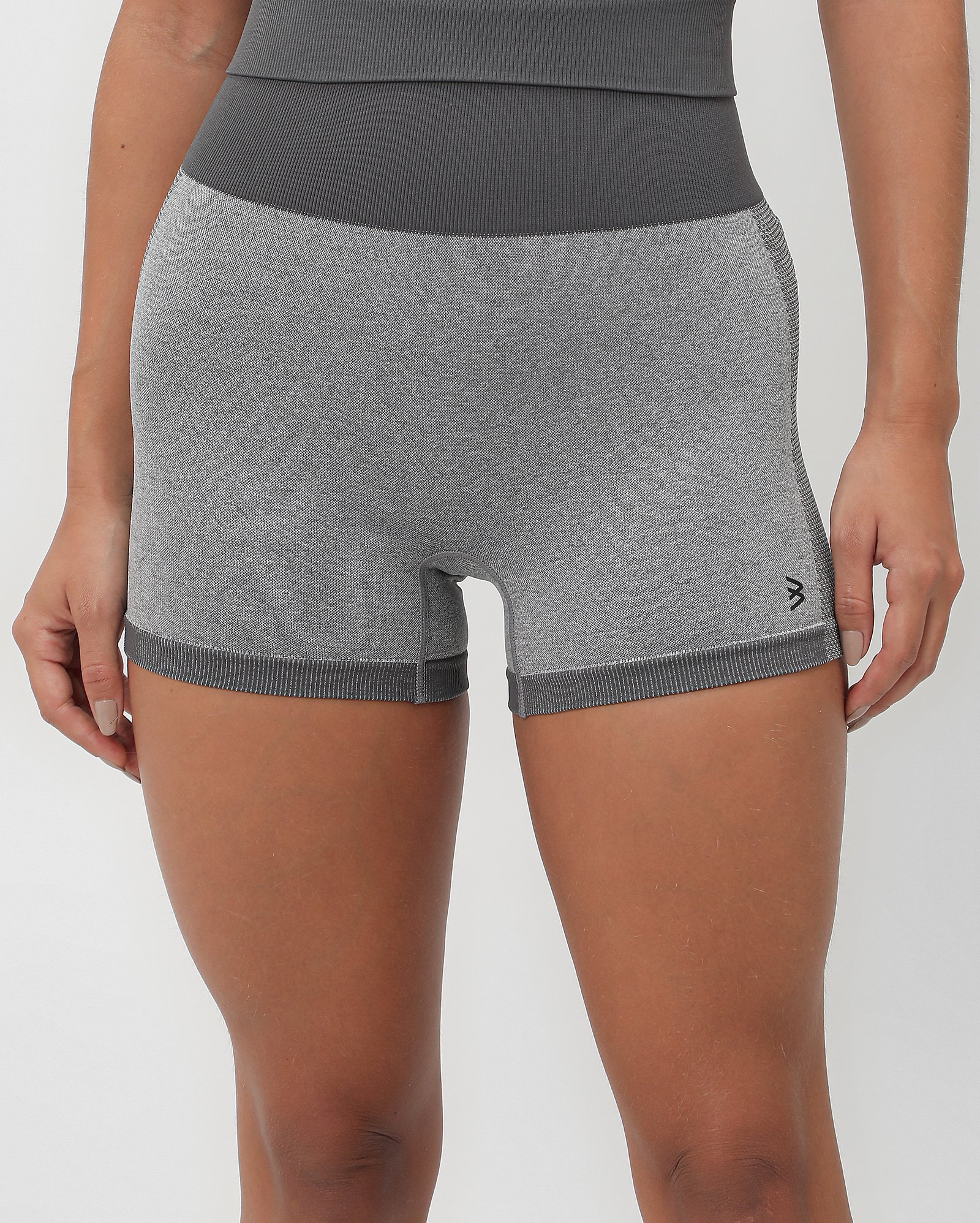 Bermuda esportiva feminina de poliamida sem costura cinza | BodyWork by Riachuelo