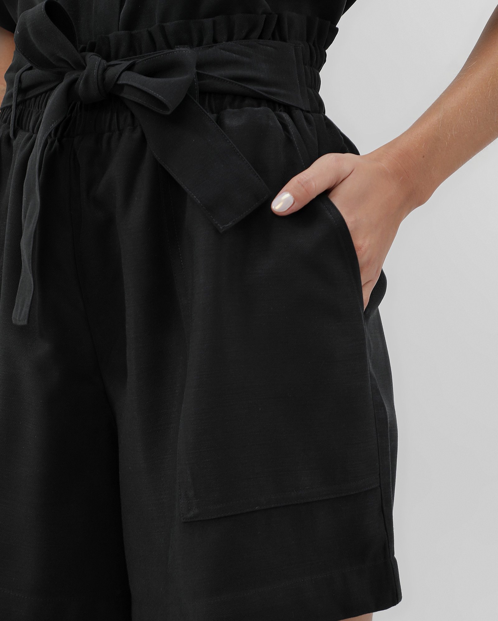 Short feminino com amarração e bolsos - Preto — foto 4