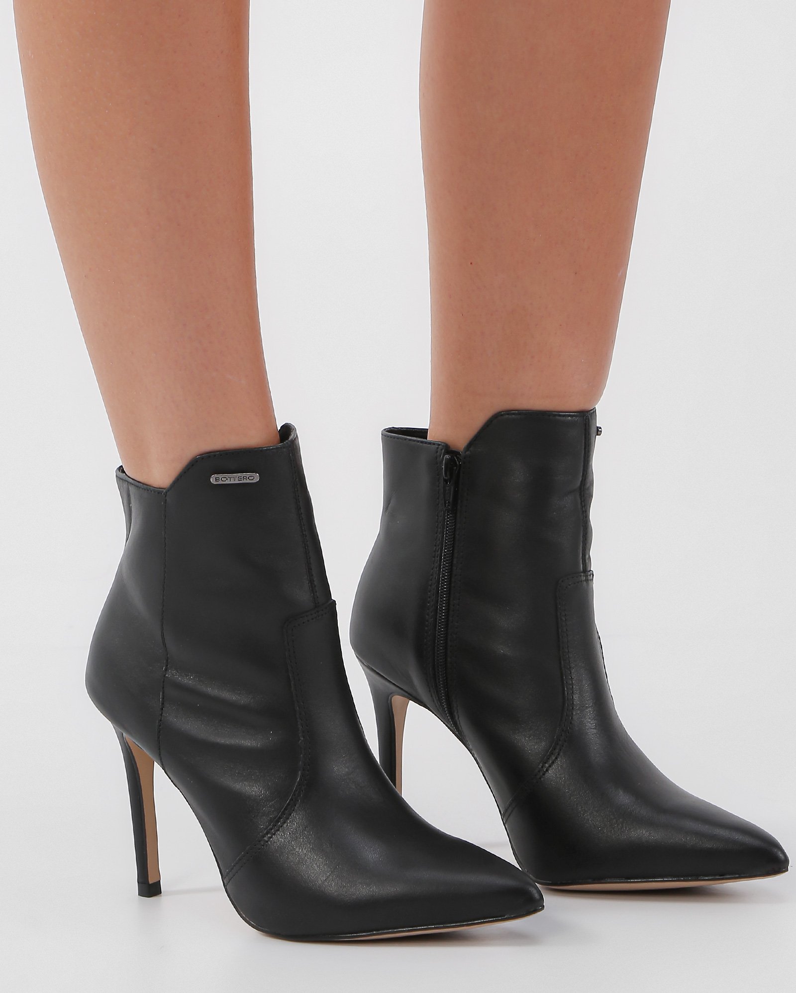 Riachuelo | Bota feminina bico e salto fino preta | Bottero