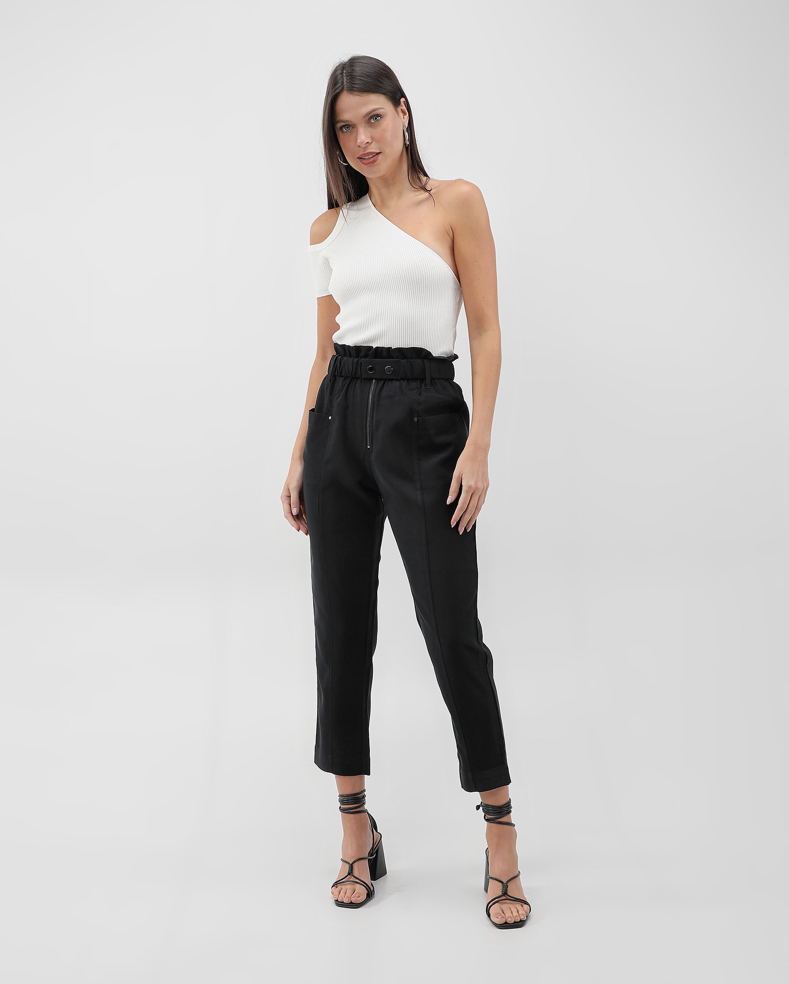 Calça feminina baggy com bolso e cinto preta