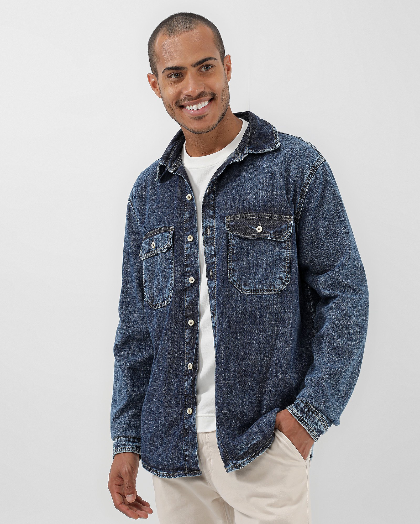 Camisa jeans masculina com  bolsos denim escuro | Original by Riachuelo