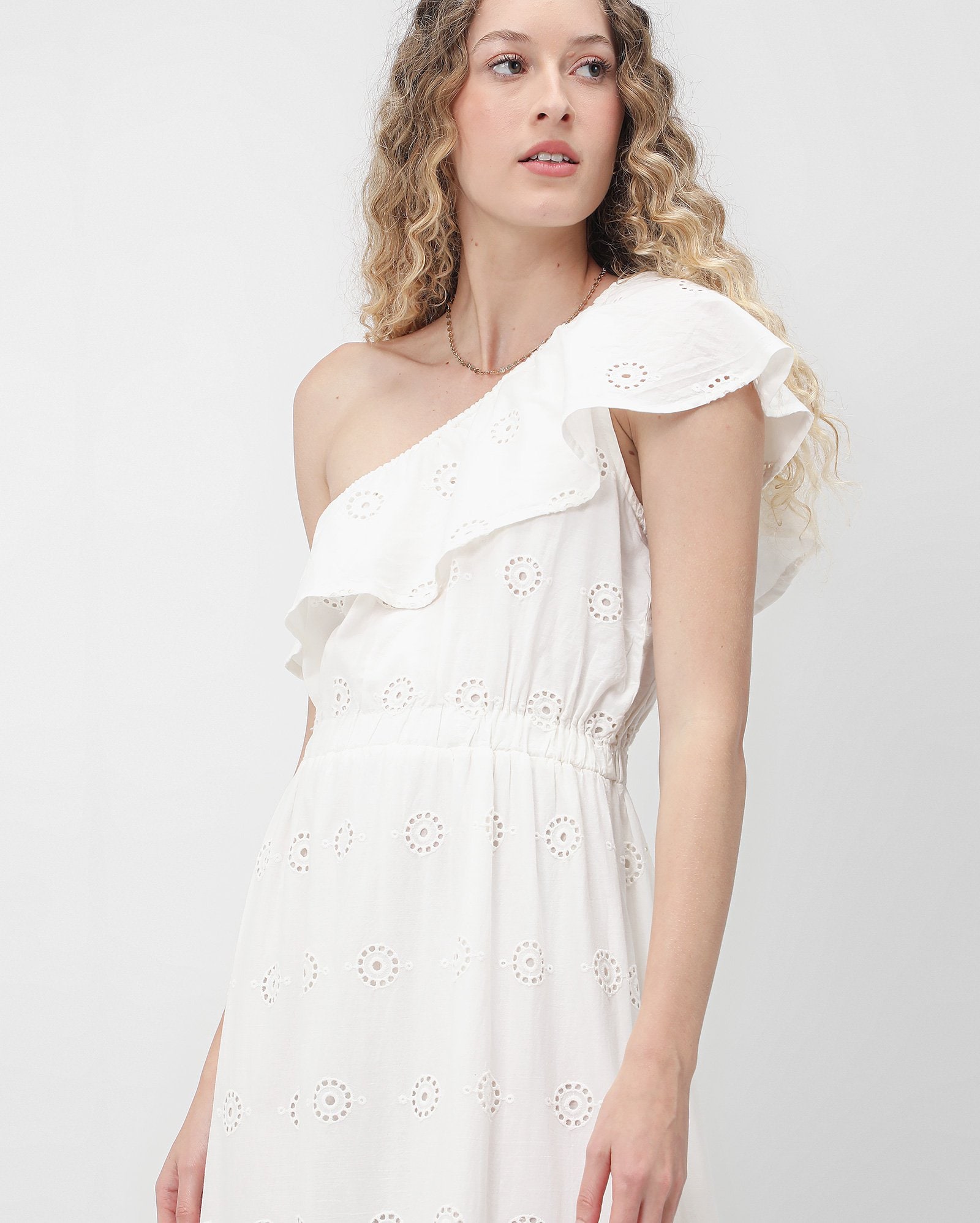 Vestido longo em laise um ombro só babados branco — foto 4