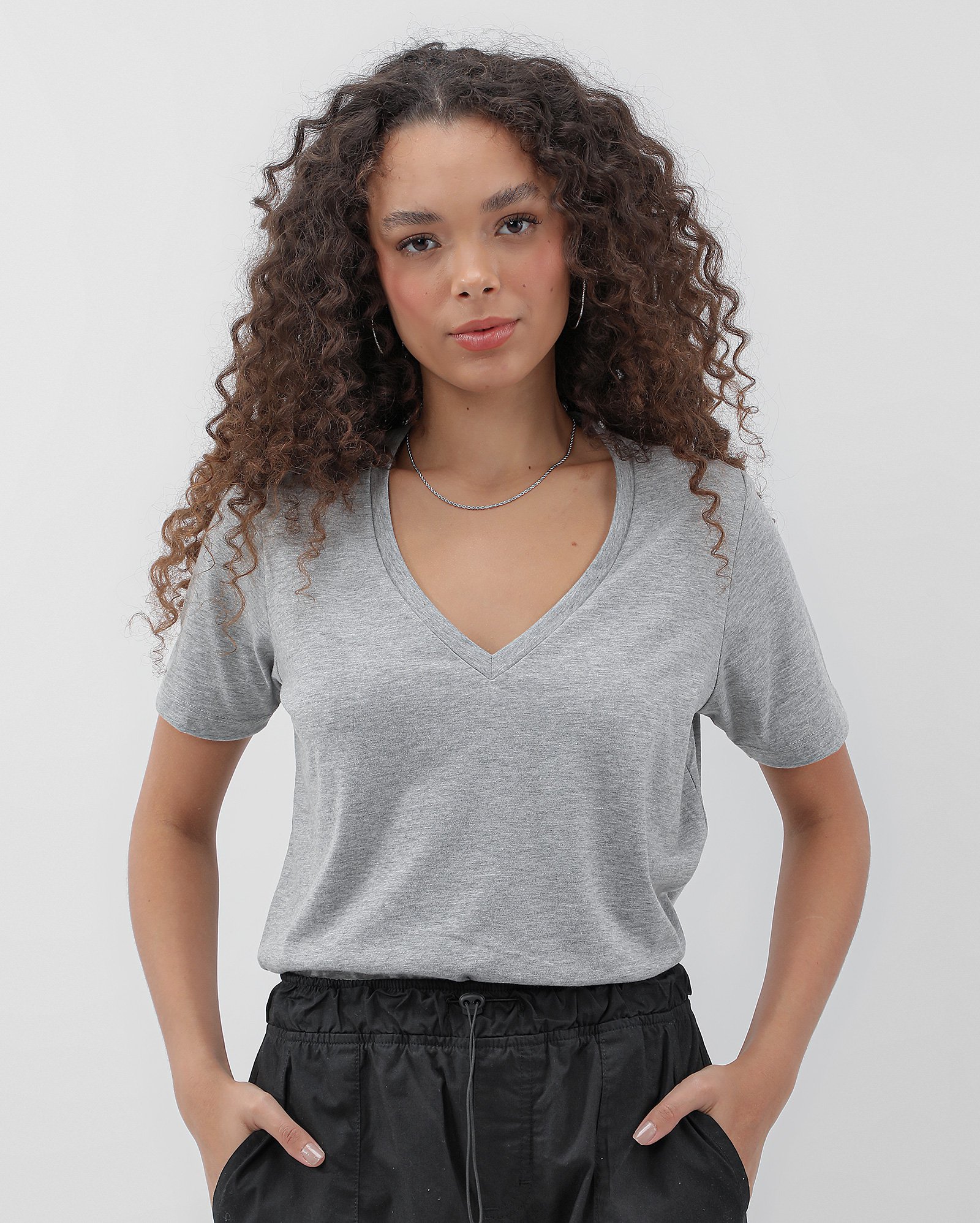 Riachuelo | Blusa feminina de algodão peruano decote v - Cinza | Pool ...
