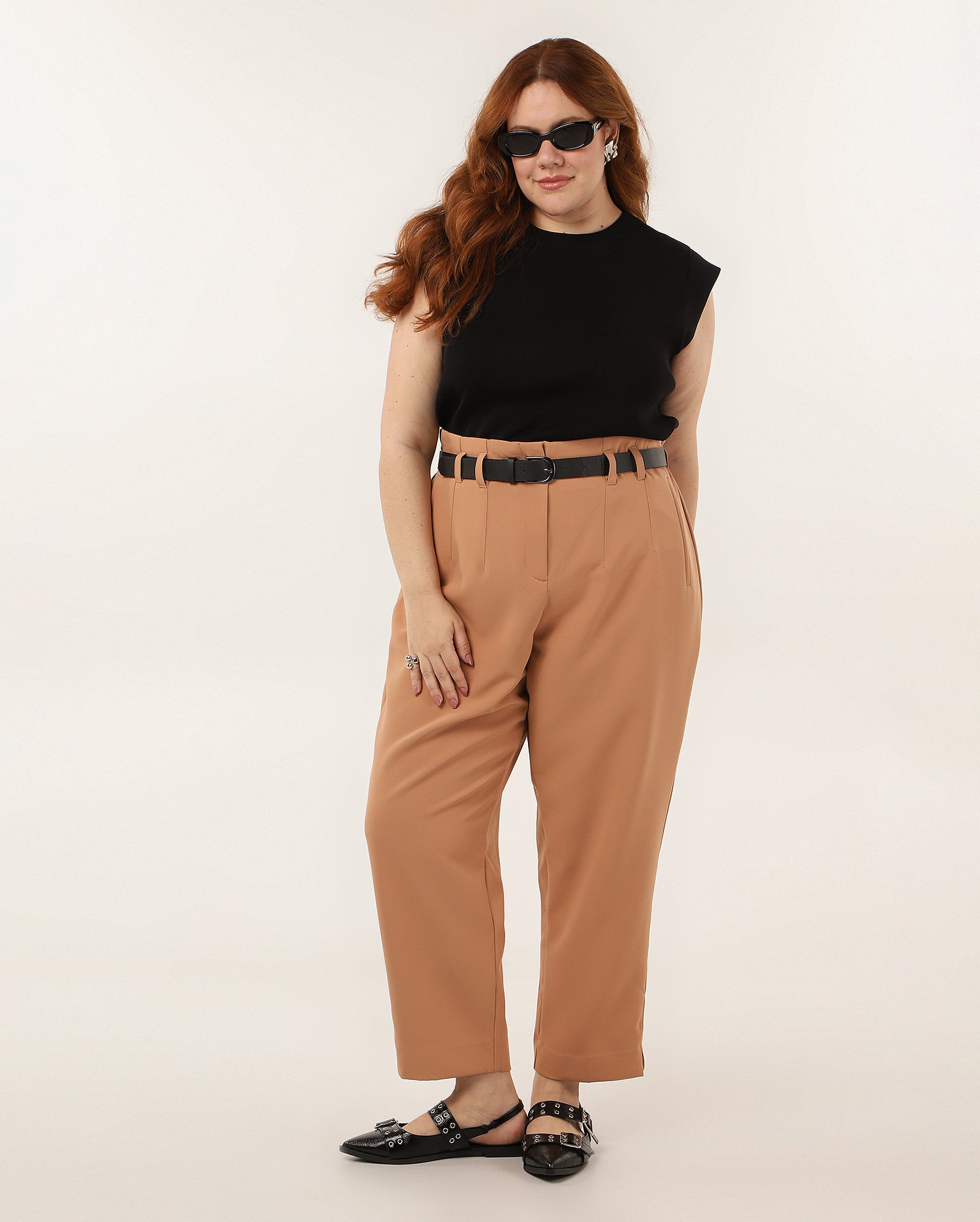 Calça Plus Size Feminina Alfaiataria Luka com Cinto e Pregas - Marrom Claro