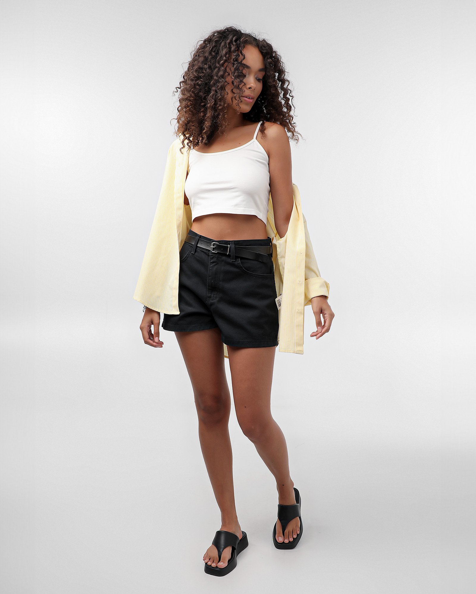 Short jeans feminino mom cintura alta com cinto - Sarja Black | Pool Jeans