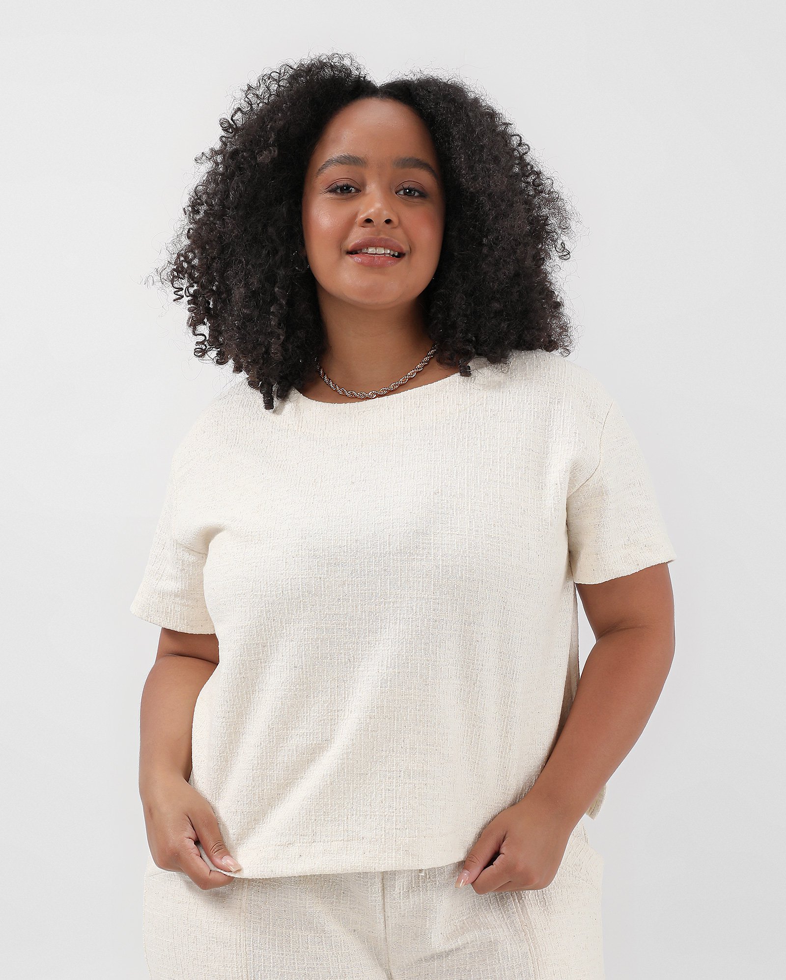 Camiseta plus size feminina estruturada - Bege Linho | AK Plus by Riachuelo