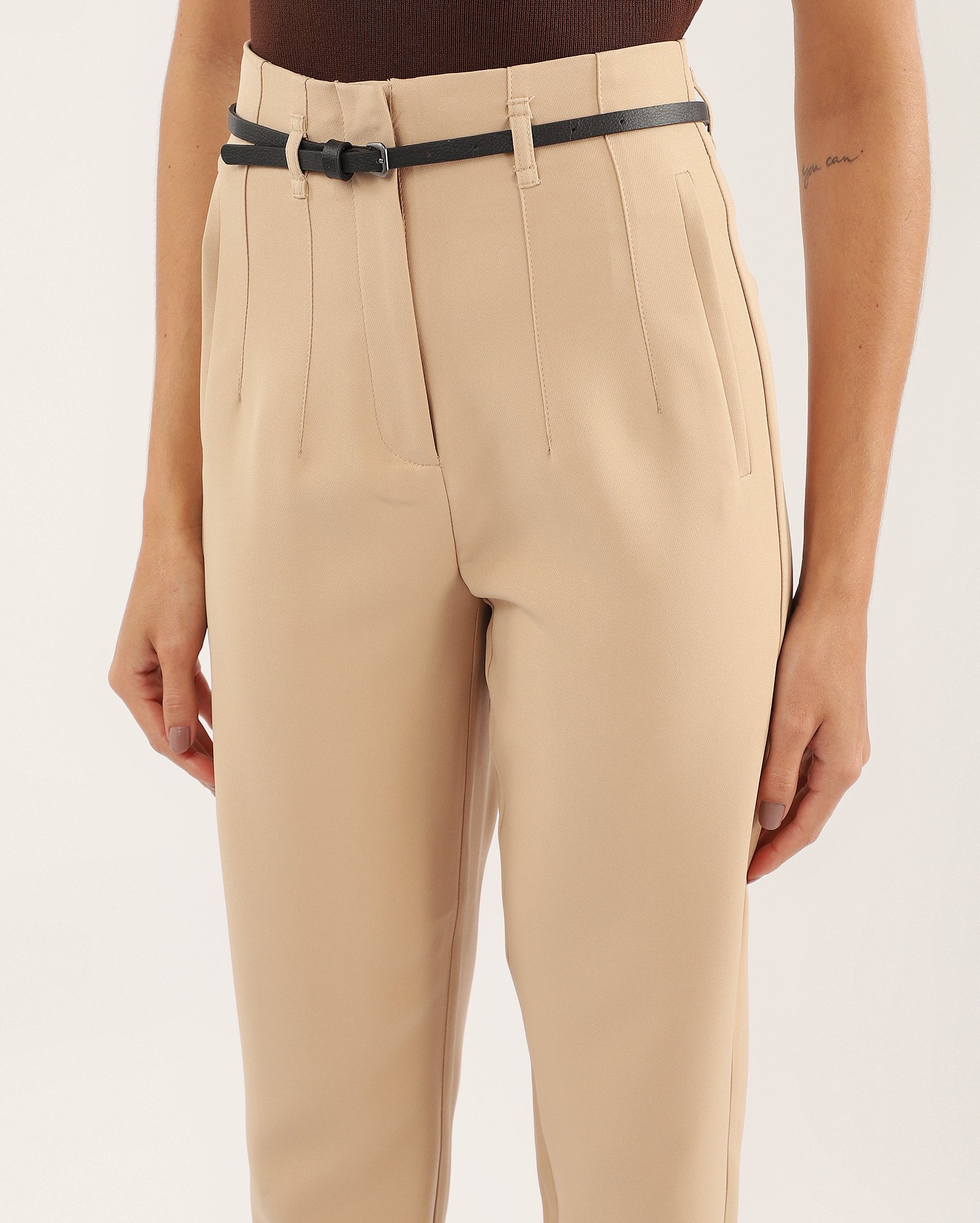 Calça feminina alfaiataria Luka com cinto e pregas - Bege
