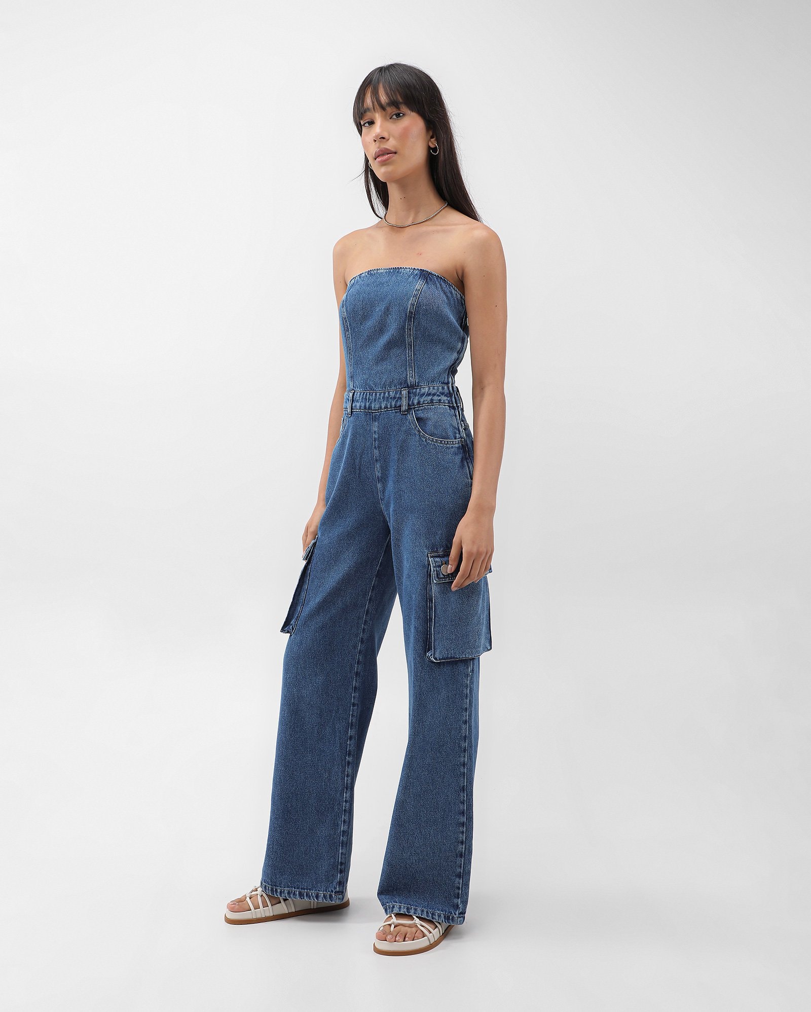 Riachuelo Macacão jeans com alça e bolso cargo denim médio