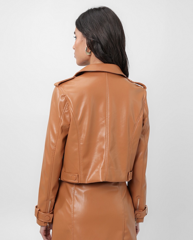 Riachuelo Jaqueta cropped em poliuretano com bolsos cargo marrom