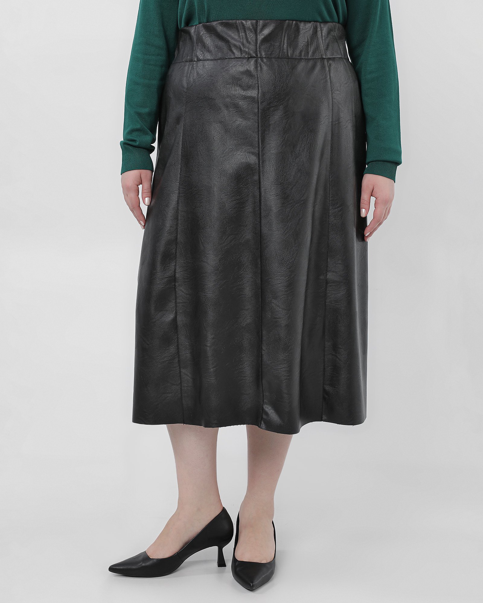 Saia plus size midi evasê de poliuretano preta | Ak Plus by Riachuelo