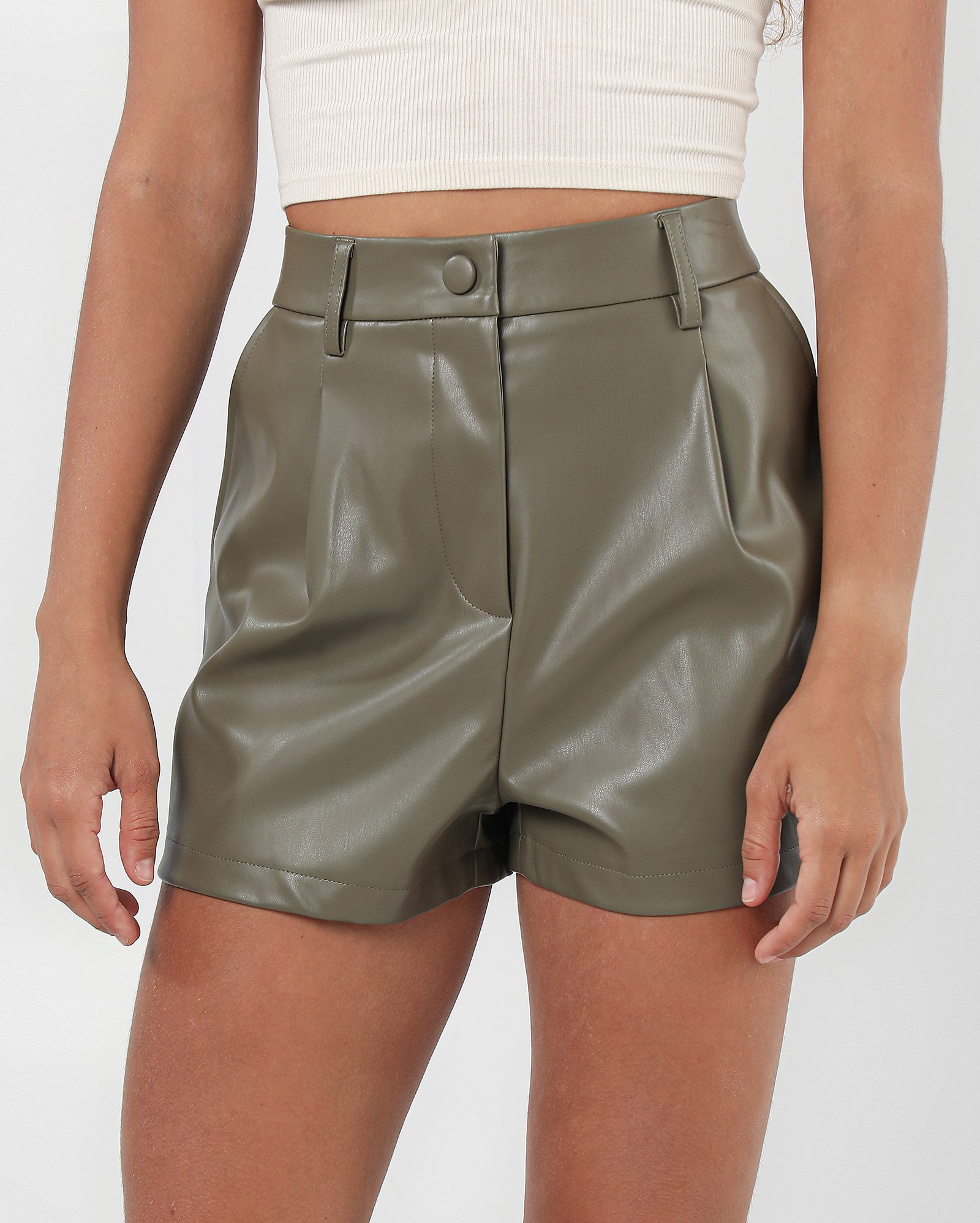 Short feminino alfaiatado de poliuretano com pregas - Verde Musgo | Pool
