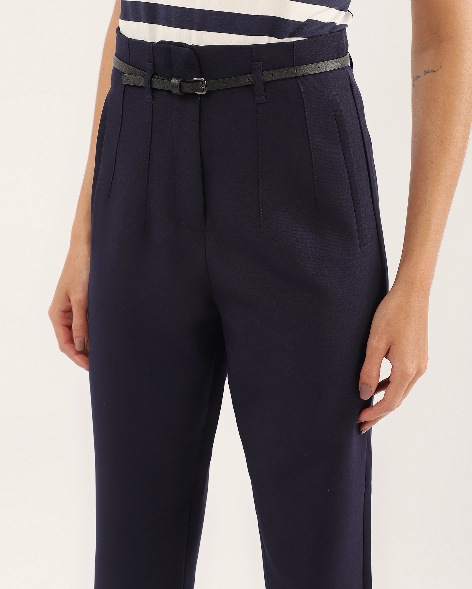 Calça feminina alfaiataria Luka com cinto e pregas - Azul Marinho