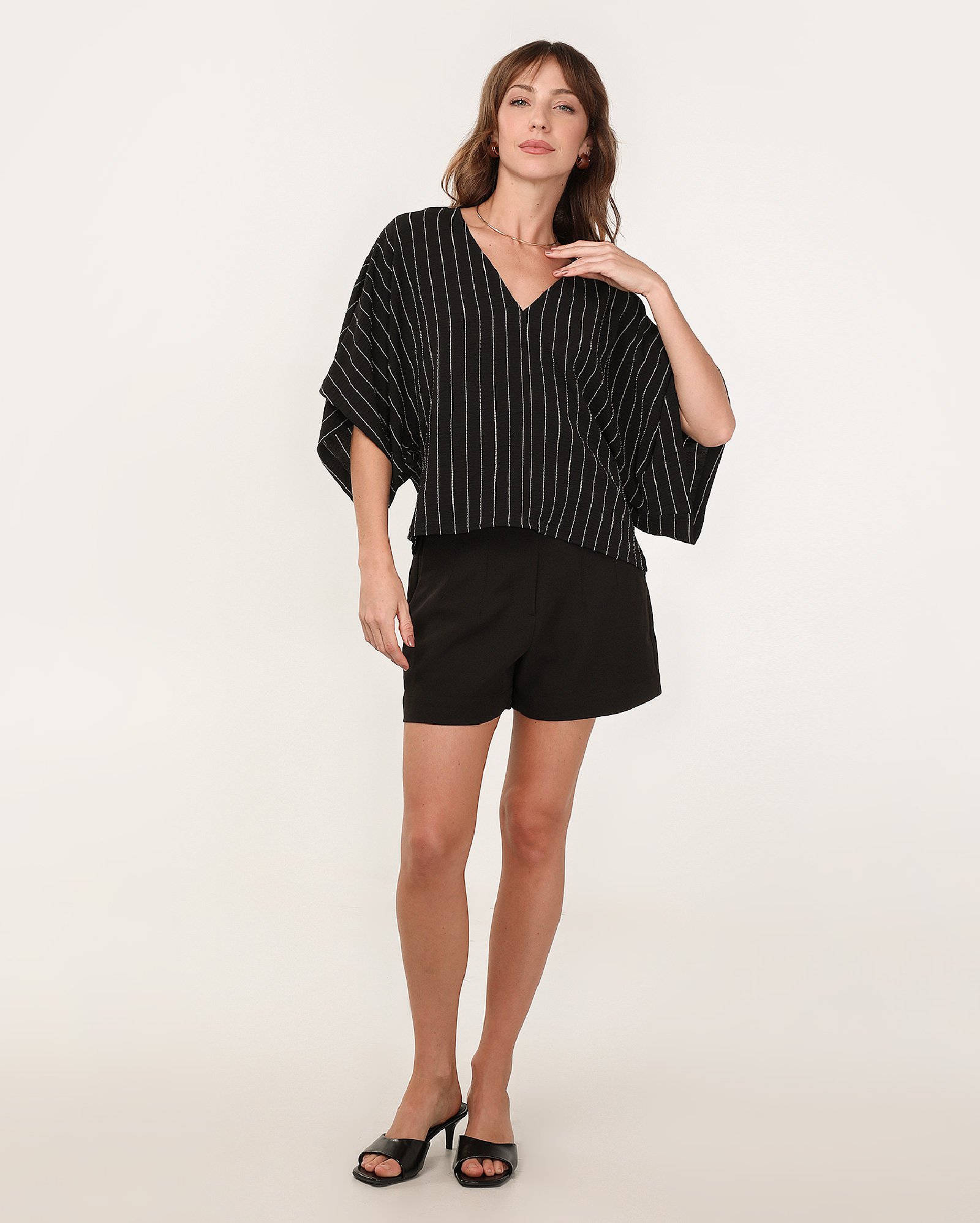 Short Feminino Alfaiataria Luka com Pregas e Cinto Fino - Preto