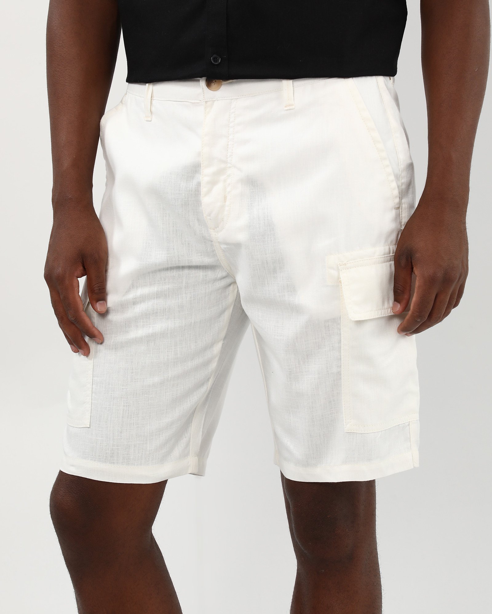 Bermuda masculina em viscolinho com bolsos cargo - branca