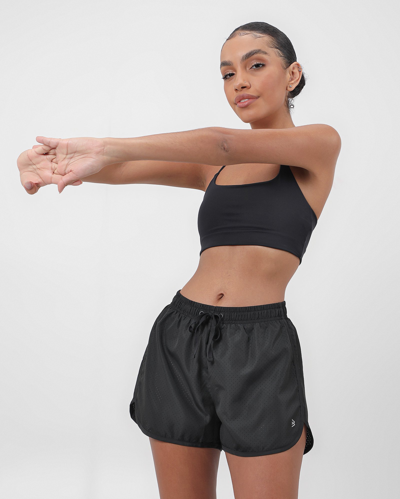 Short feminino de treino com perfuros - Preto | Body Work