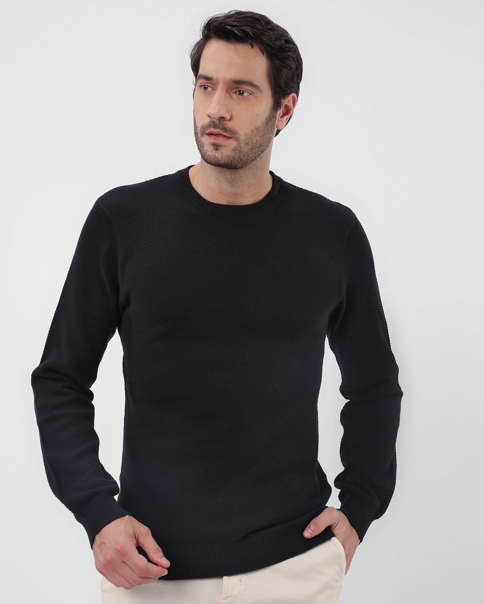 Suéter masculino gola careca com mangas longas - Preto