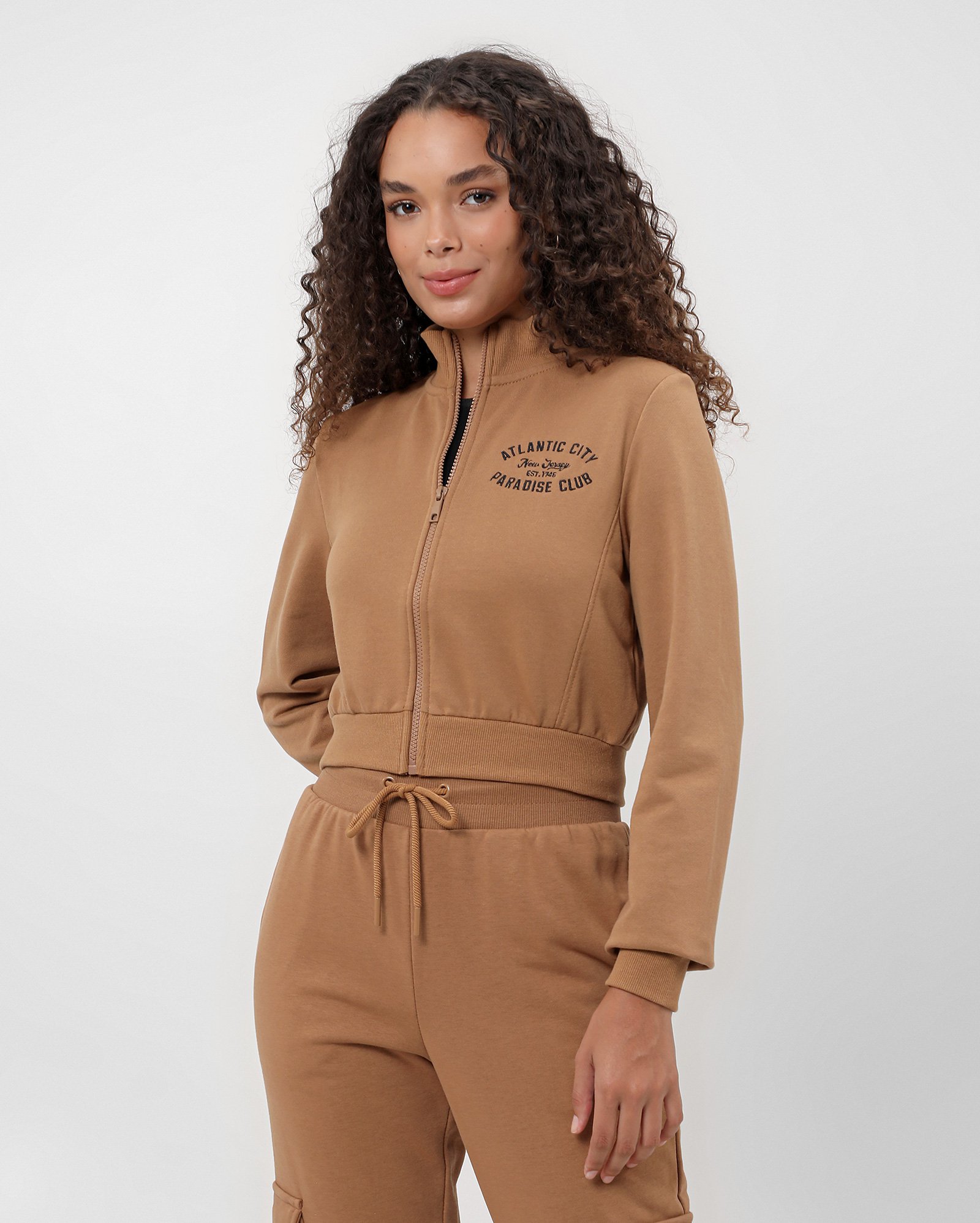 Blusa de moletom cropped com zíper bordada marrom | Pool by Riachuelo
