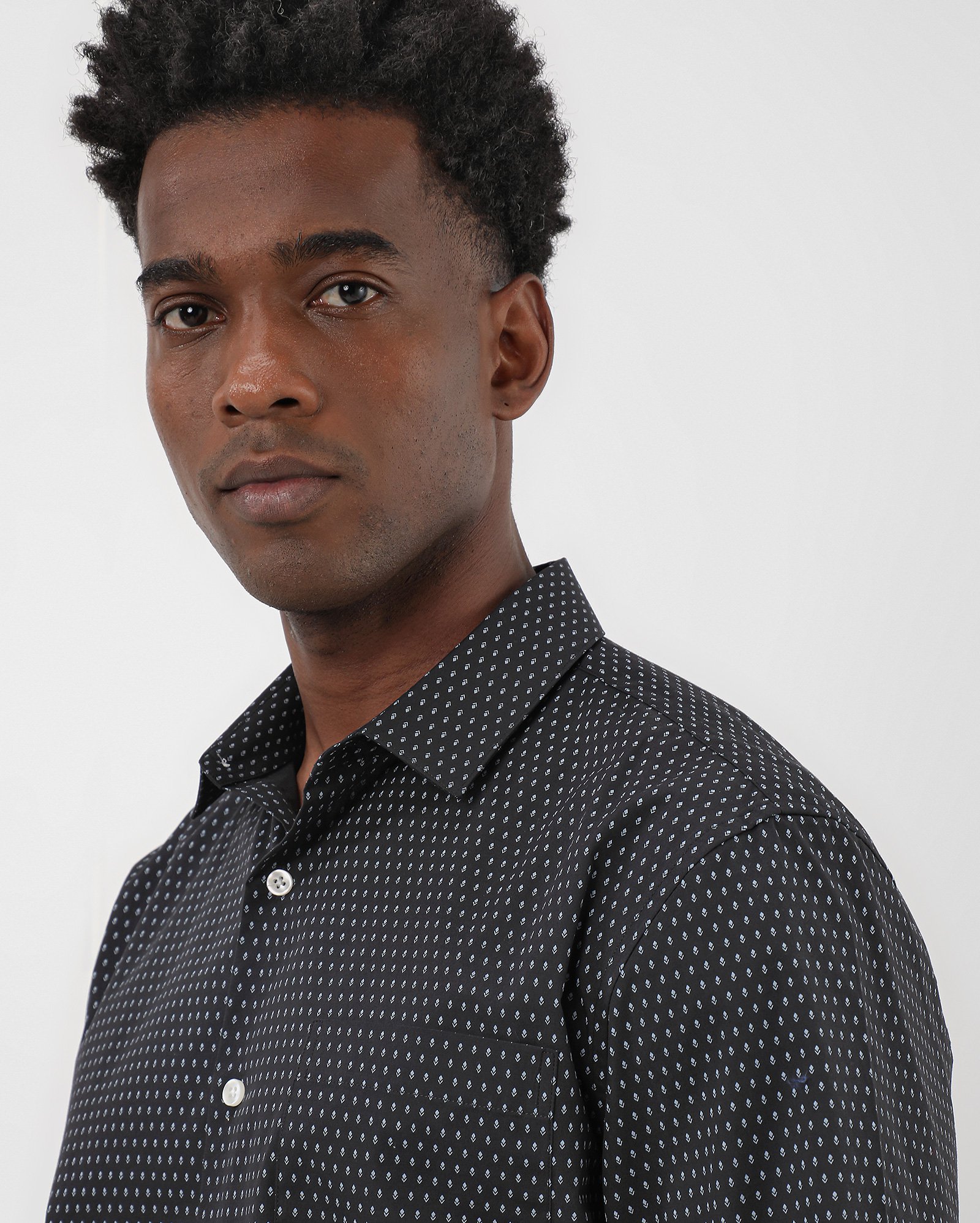 Camisa social masculina tradicional padrão losango preta — foto 4