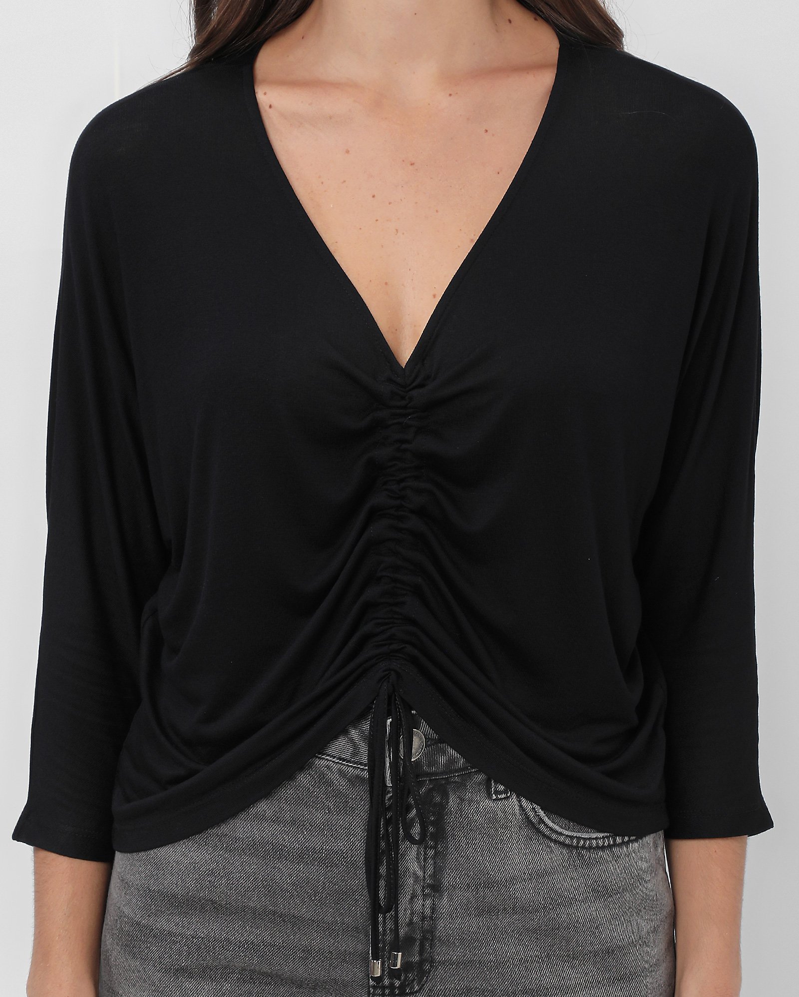 Blusa feminina manga 7/8 com drapeado frontal de ajuste - Preto — foto 5